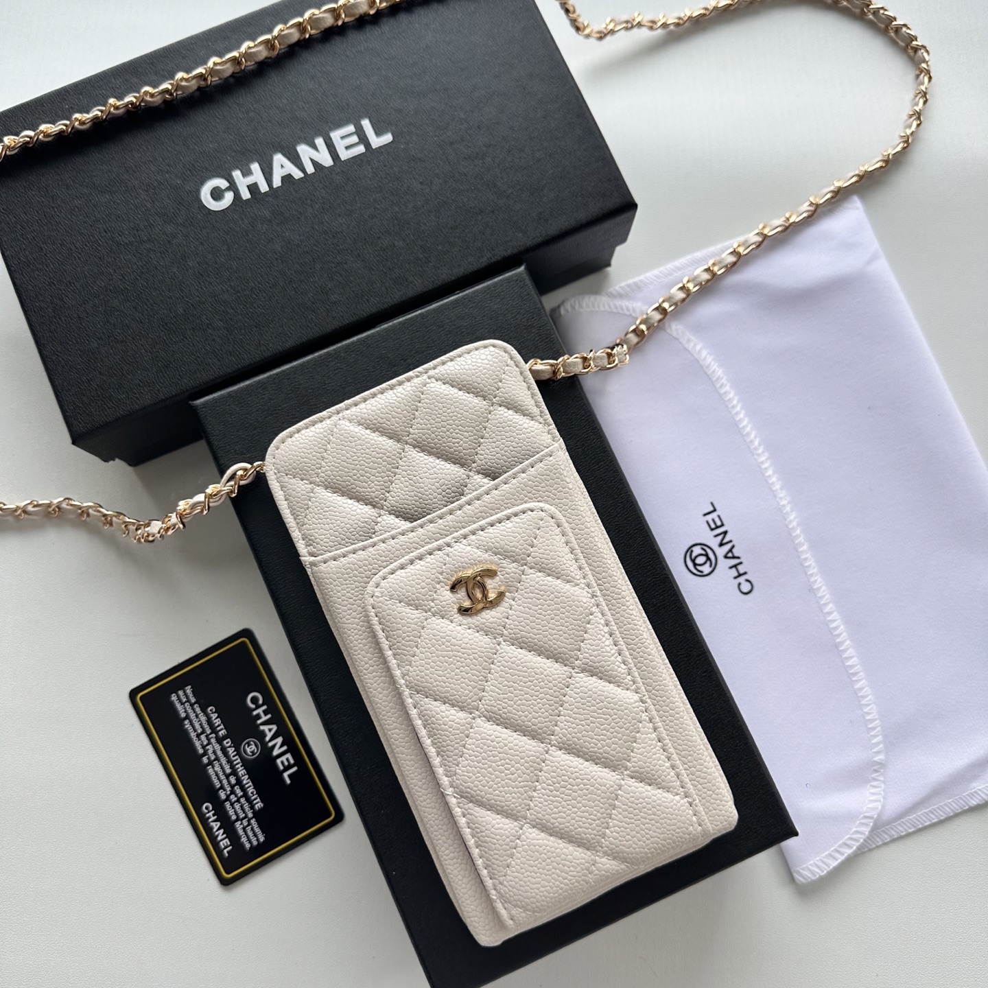 Chanel A貨女士斜背手機包米白色 俐落收納極簡風
