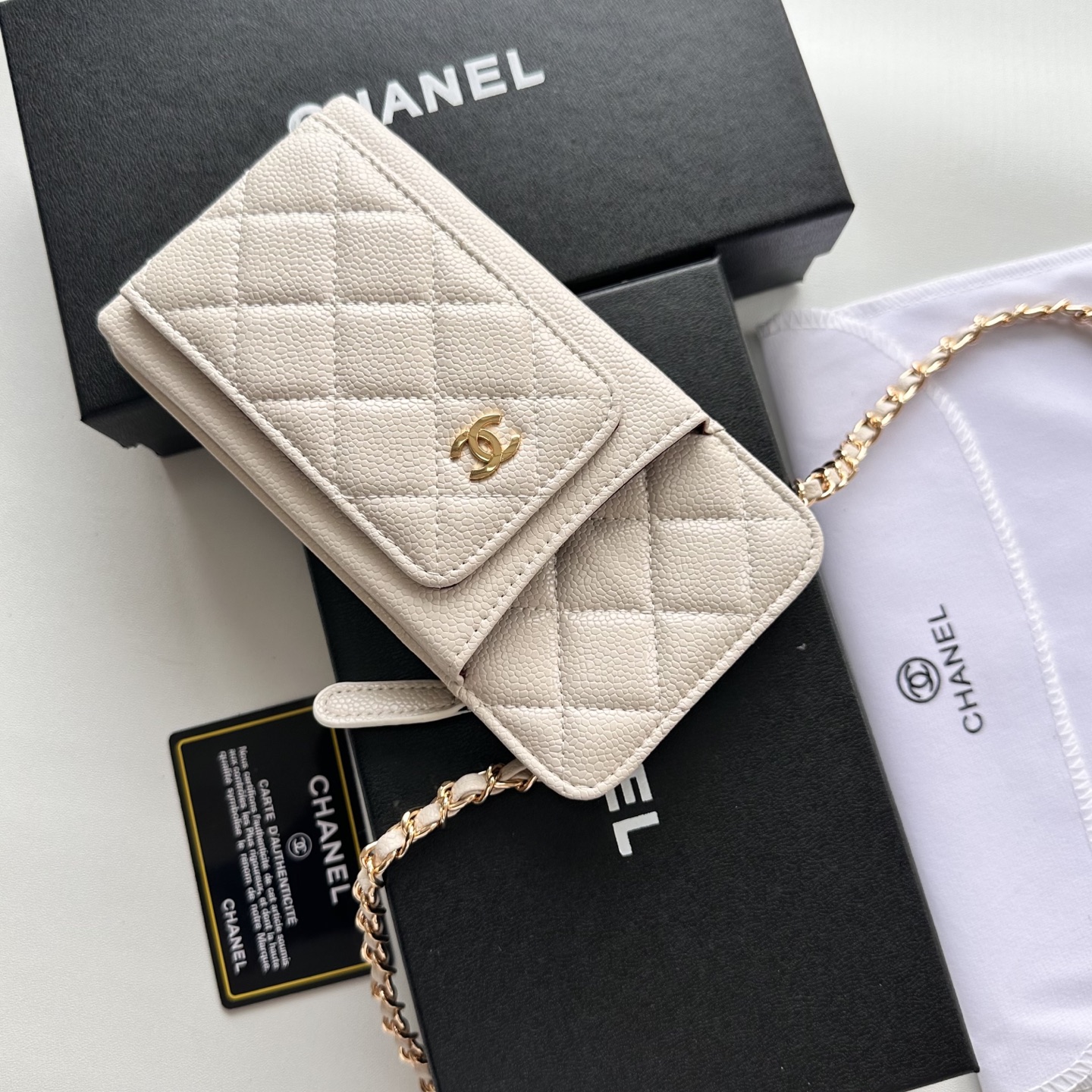 Chanel A貨女士斜背手機包米白色 俐落收納極簡風｜歐美奢侈品精品推薦