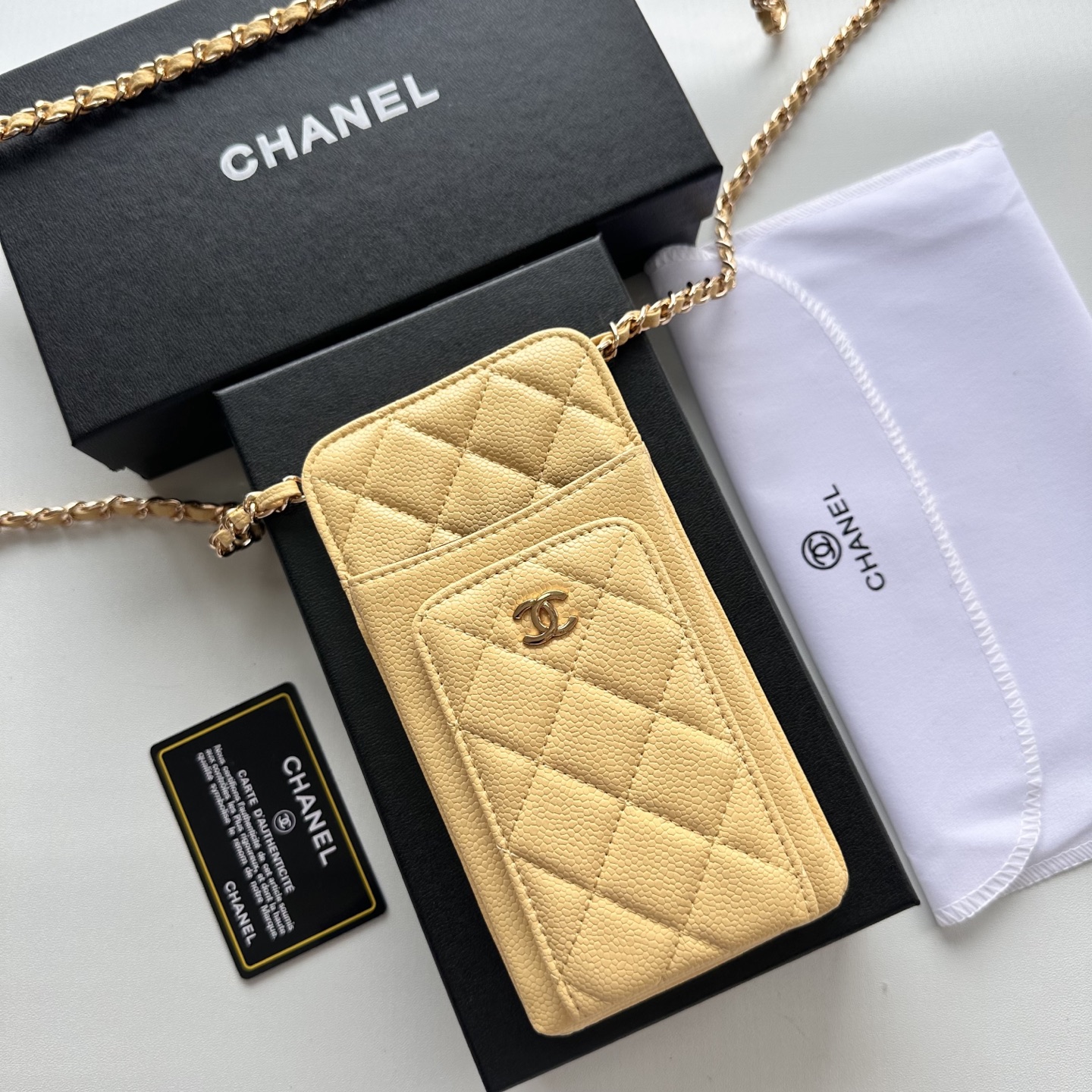 Chanel 高仿女士手機斜背包奶黃新色 甜美小香風人氣款