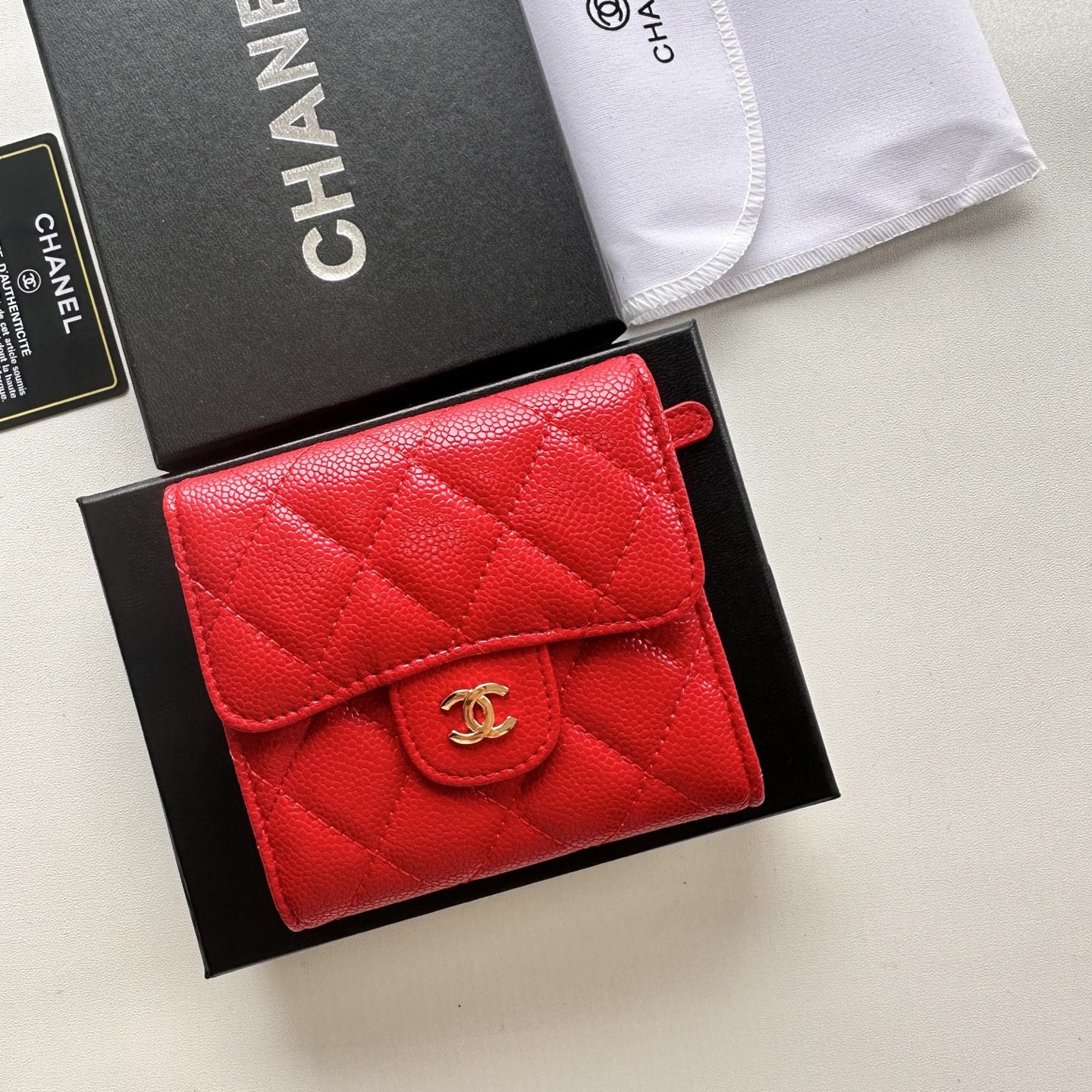 Chanel 高仿短夾 女用紅色菱格款 奢華金扣亮點設計｜歐美奢侈品精品推薦