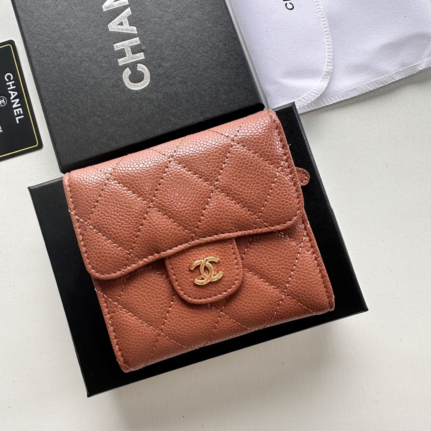 Chanel 高仿女用短夾 焦糖棕菱格紋設計 典雅實搭秋冬色系