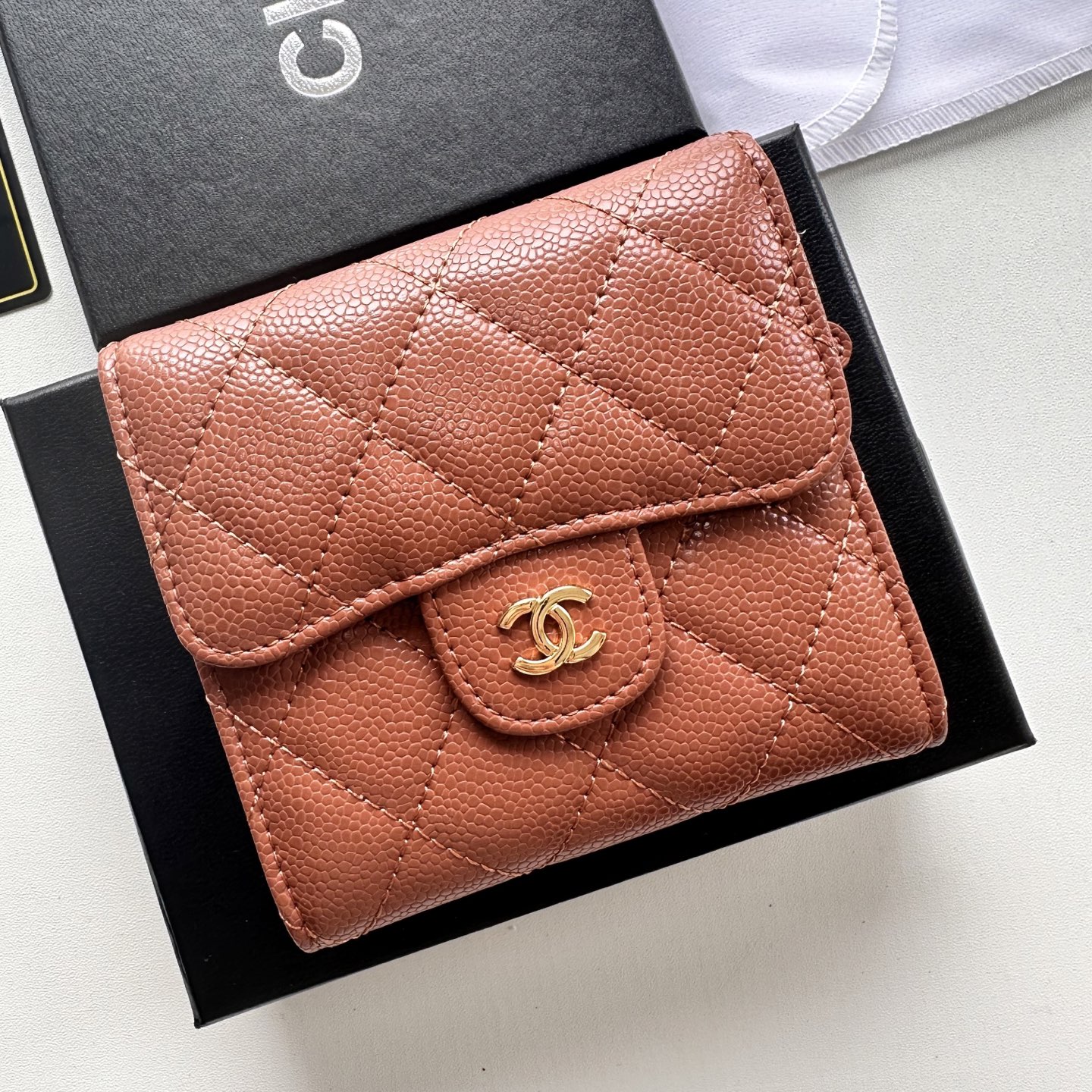 Chanel 高仿女用短夾 焦糖棕菱格紋設計 典雅實搭秋冬色系｜歐美奢侈品精品推薦