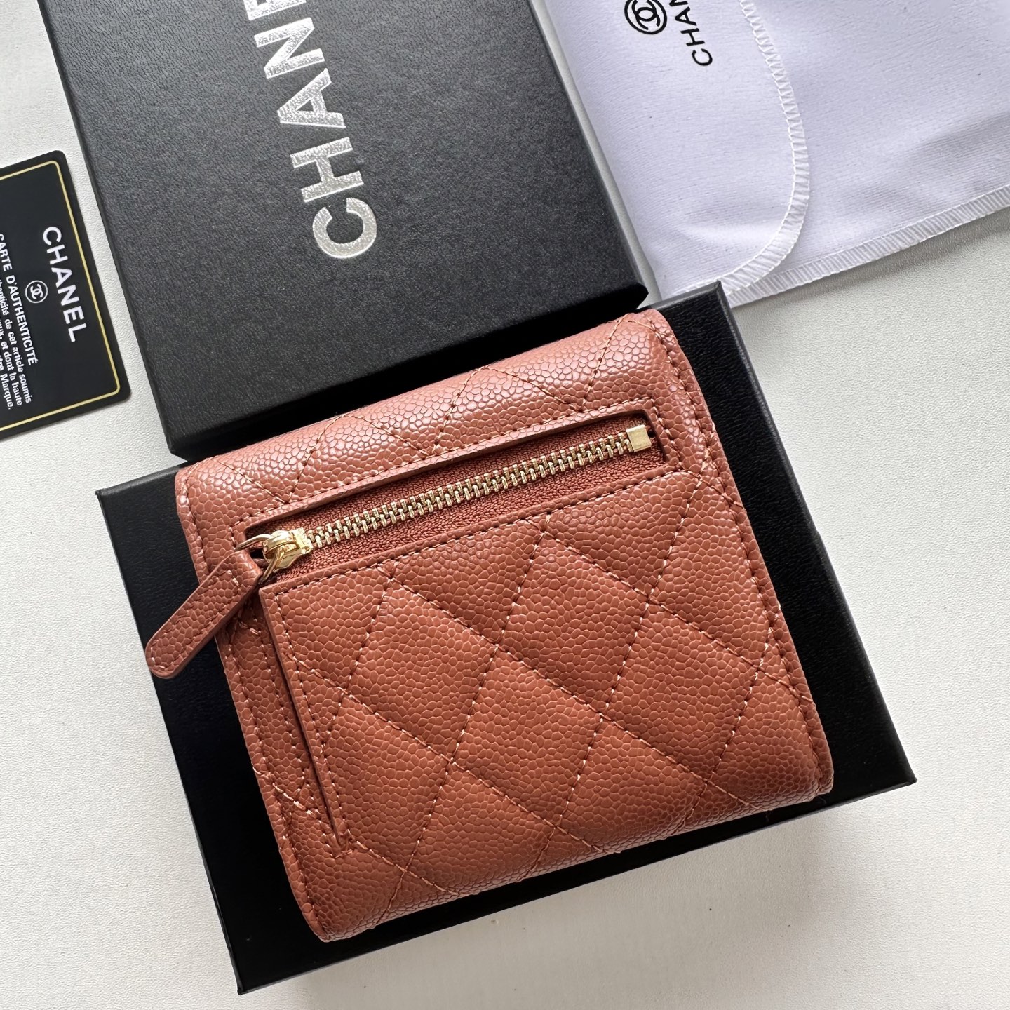 Chanel 高仿女用短夾 焦糖棕菱格紋設計 典雅實搭秋冬色系｜歐美奢侈品精品推薦