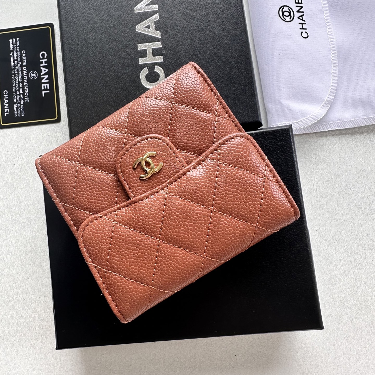 Chanel 高仿女用短夾 焦糖棕菱格紋設計 典雅實搭秋冬色系｜歐美奢侈品精品推薦