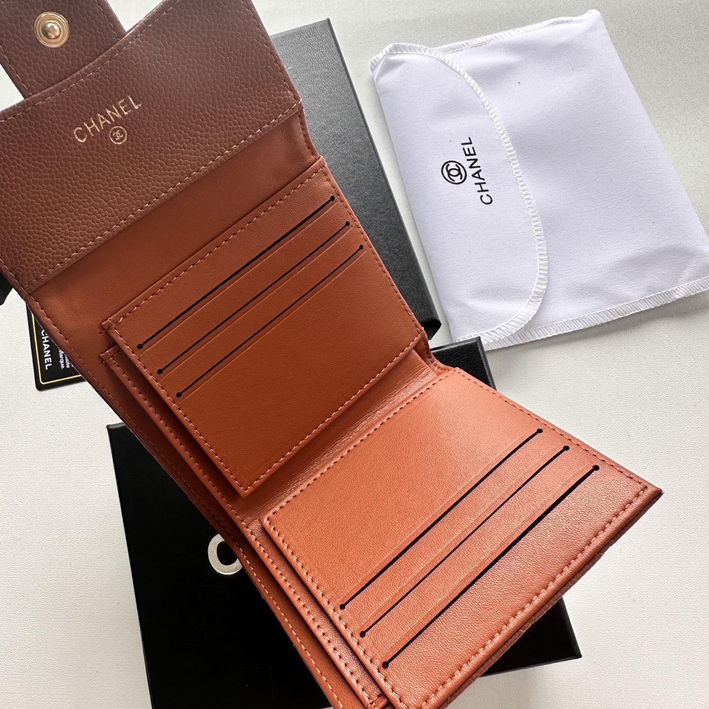 Chanel 高仿女用短夾 焦糖棕菱格紋設計 典雅實搭秋冬色系｜歐美奢侈品精品推薦