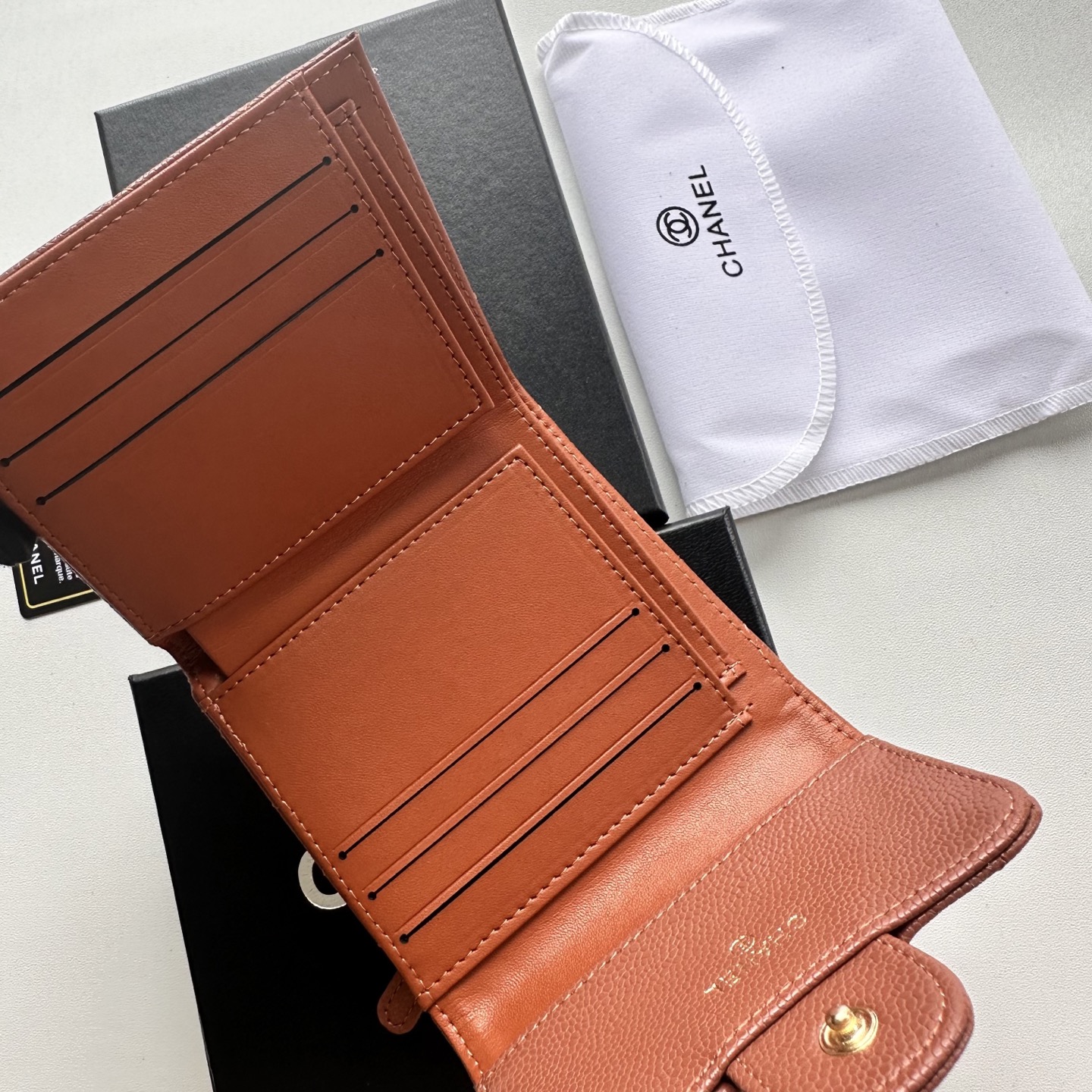 Chanel 高仿女用短夾 焦糖棕菱格紋設計 典雅實搭秋冬色系｜歐美奢侈品精品推薦