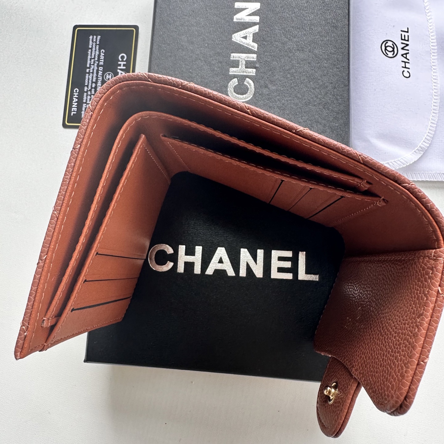 Chanel 高仿女用短夾 焦糖棕菱格紋設計 典雅實搭秋冬色系｜歐美奢侈品精品推薦