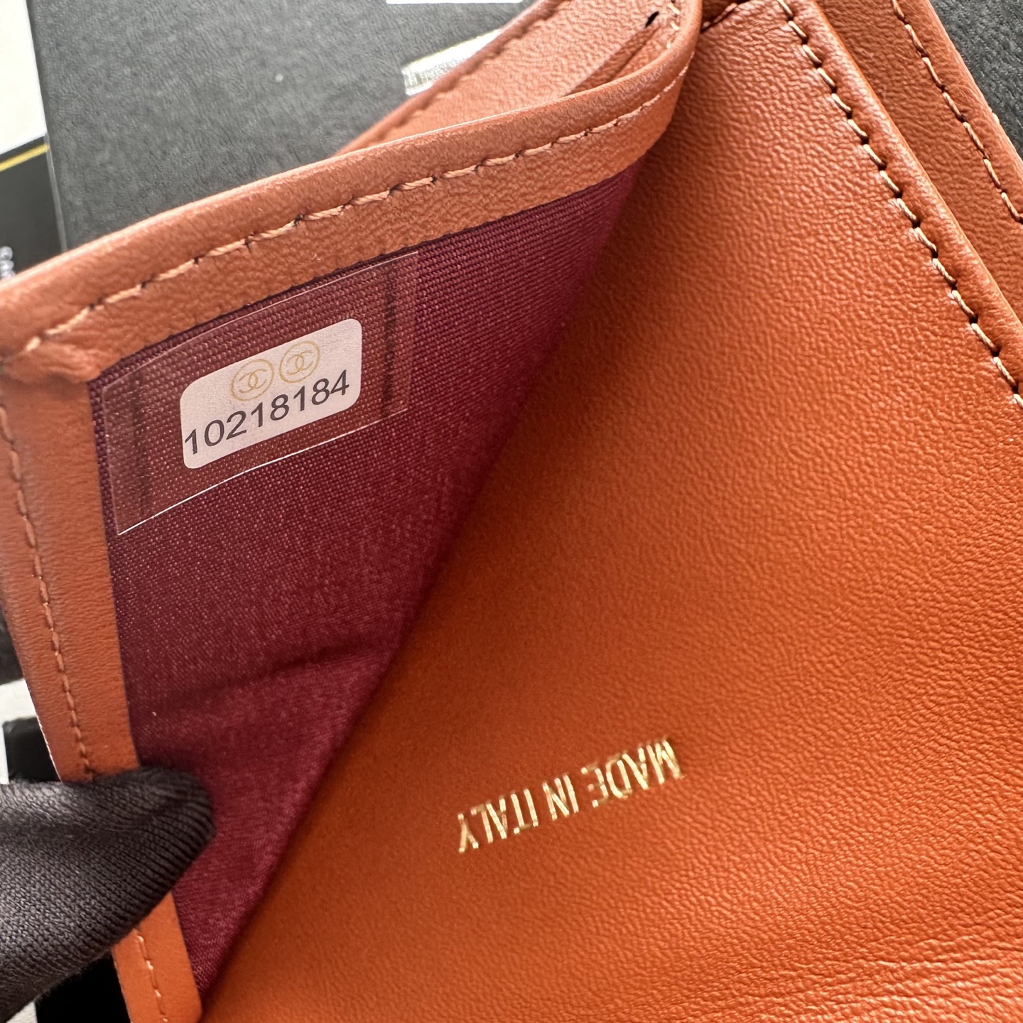 Chanel 高仿女用短夾 焦糖棕菱格紋設計 典雅實搭秋冬色系｜歐美奢侈品精品推薦