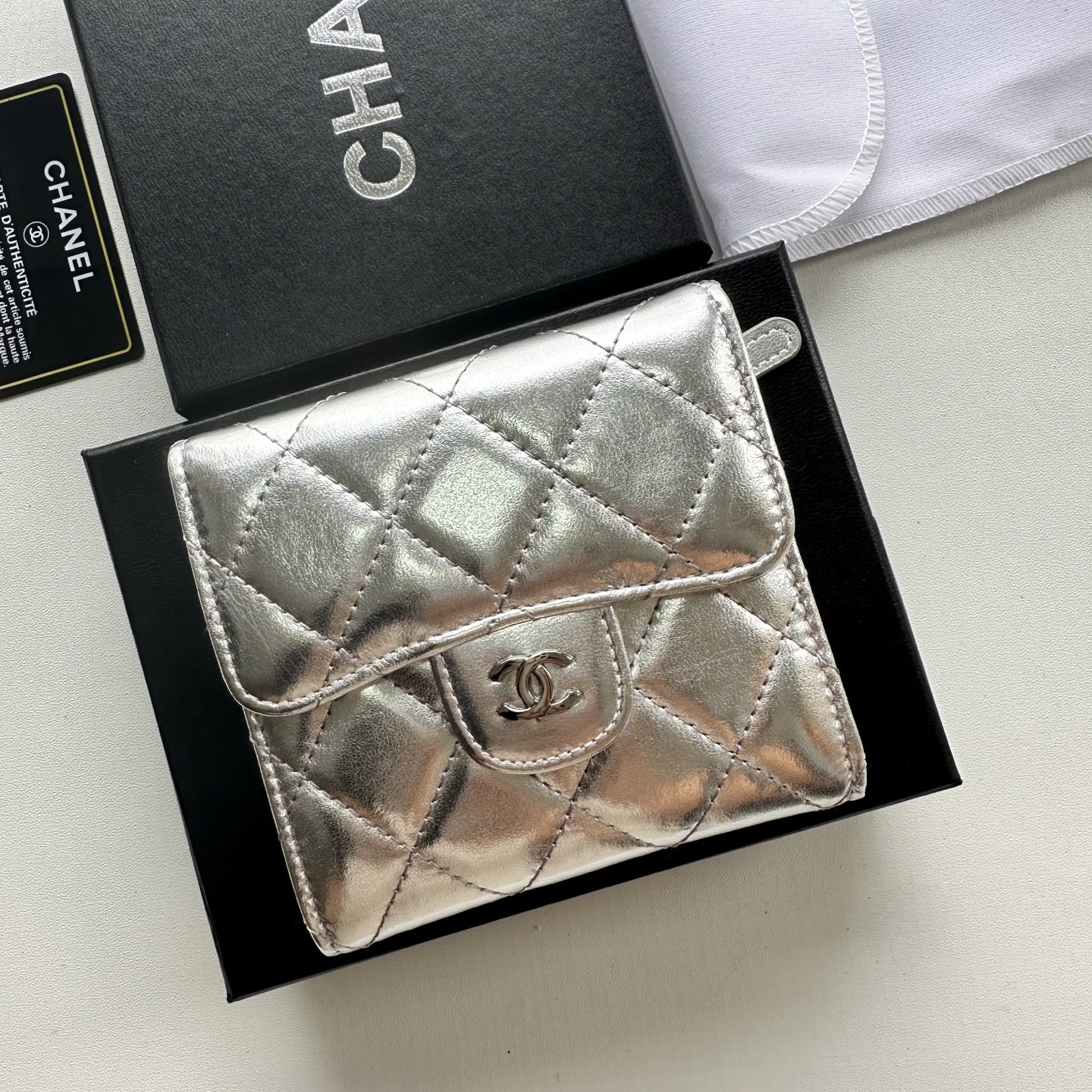 Chanel 高仿短夾 女用銀色光澤款 菱格壓紋時尚限定設計