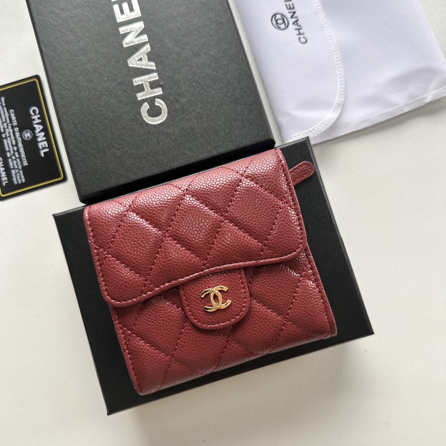 Chanel 高仿短夾 女用酒紅金釦款 菱格紋氣質百搭皮夾｜歐美奢侈品精品推薦