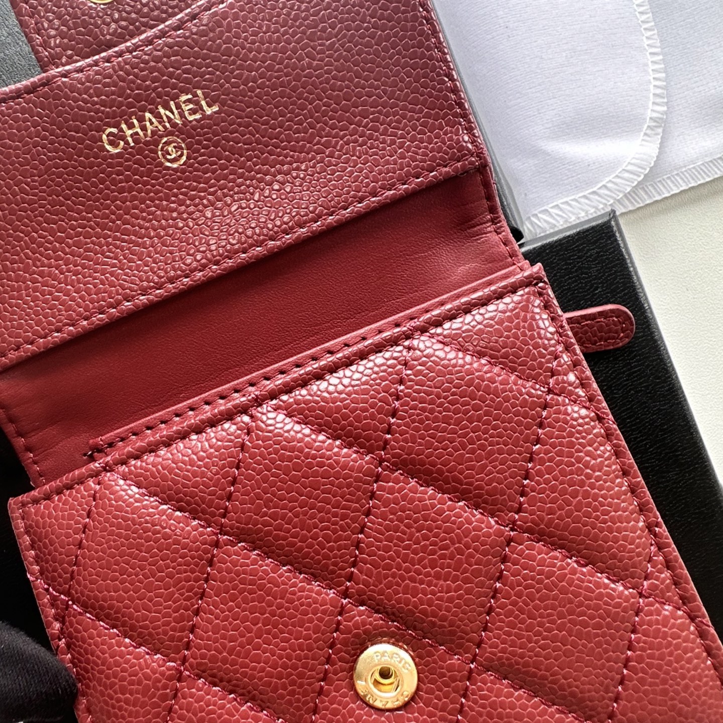 Chanel 高仿短夾 女用酒紅金釦款 菱格紋氣質百搭皮夾｜歐美奢侈品精品推薦