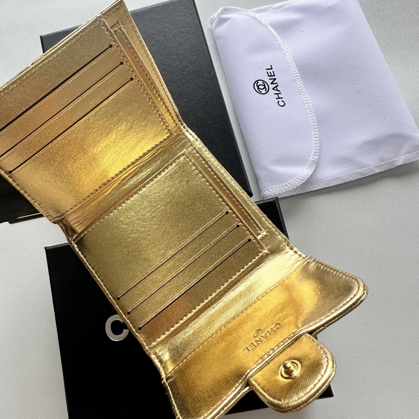 Chanel 高仿女士短夾 金色亮面設計 菱格紋限量感單品|超A仿原單精品圖片 15 Chanel 高仿女士短夾 金色亮面設計 菱格紋限量感單品|歐美奢侈品精品推薦