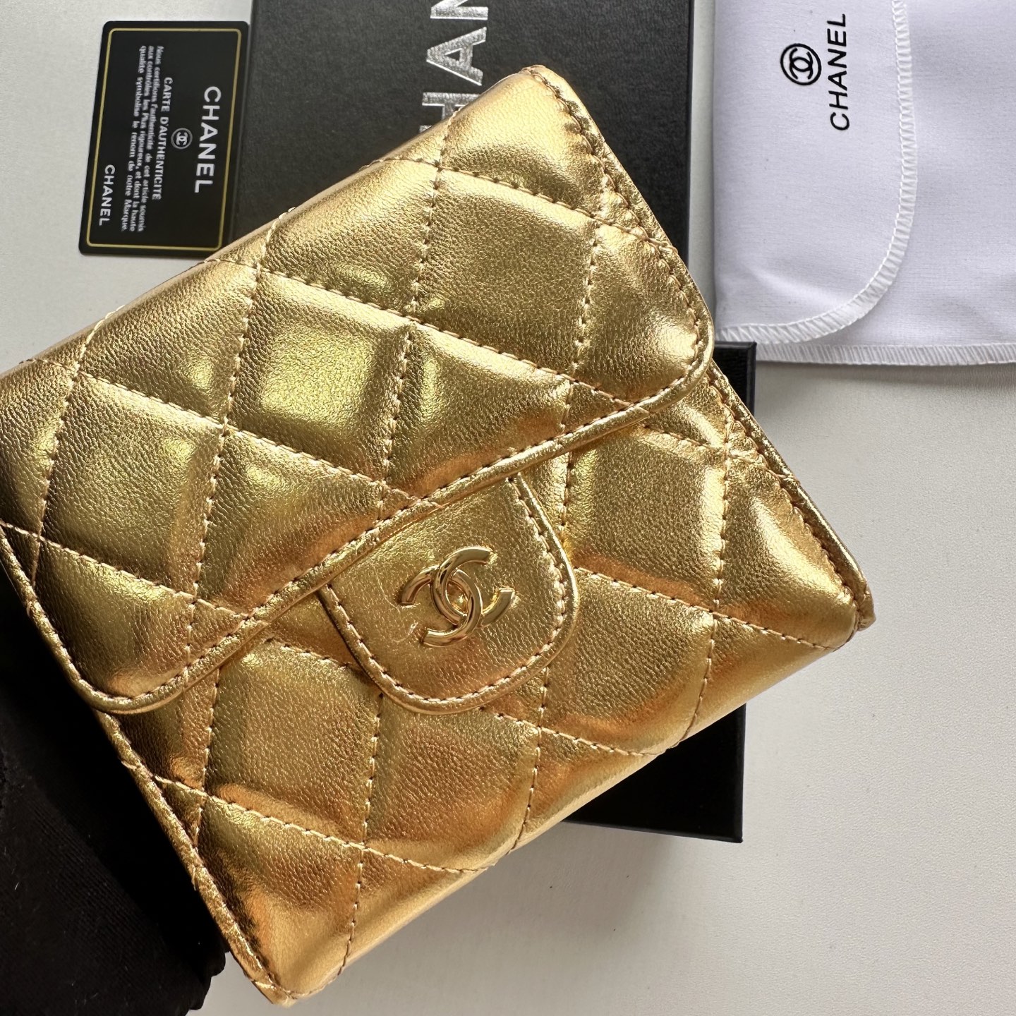 Chanel 高仿女士短夾 金色亮面設計 菱格紋限量感單品｜歐美奢侈品精品推薦
