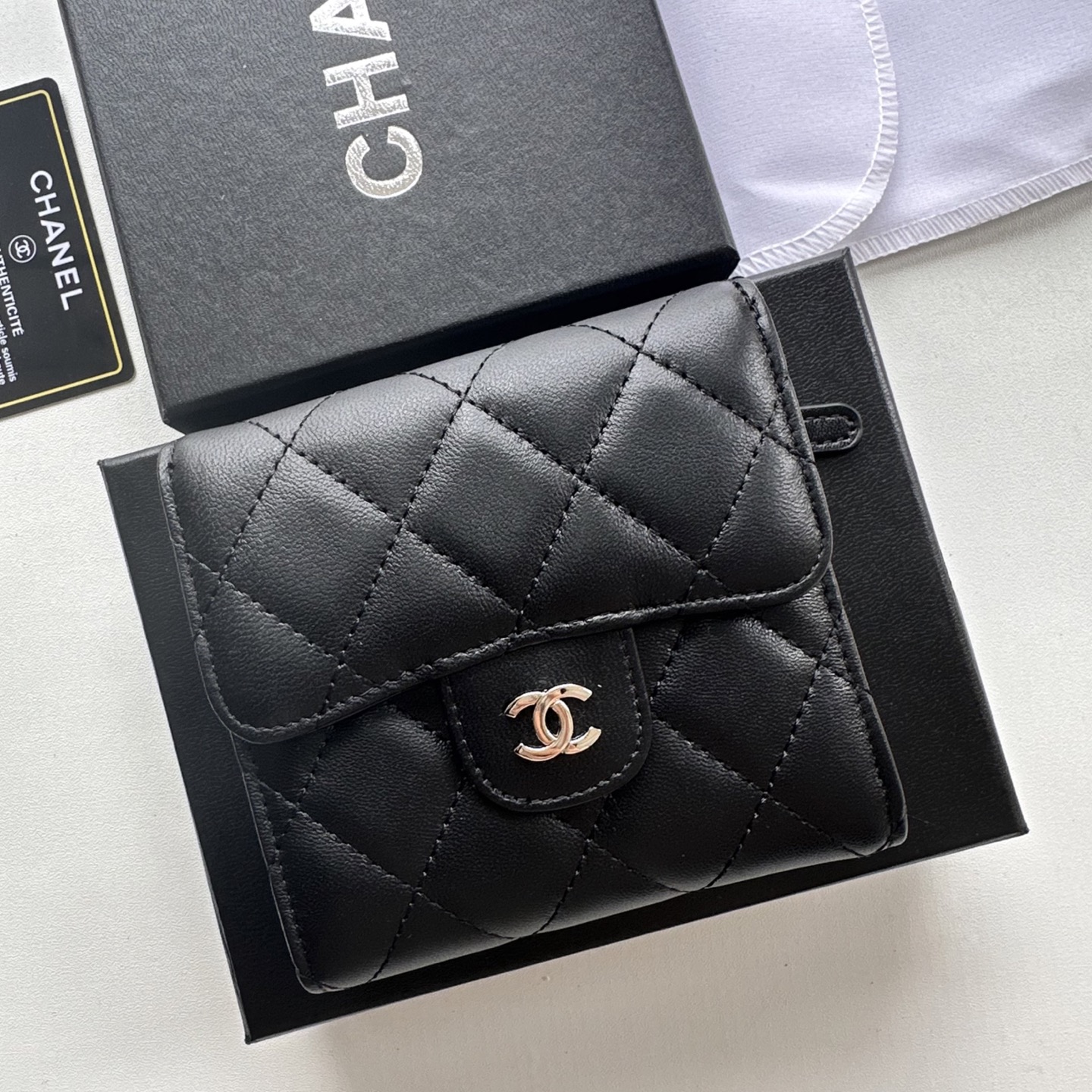 Chanel 高仿女用短夾 經典黑色款式 銀扣菱格壓紋百搭夾款