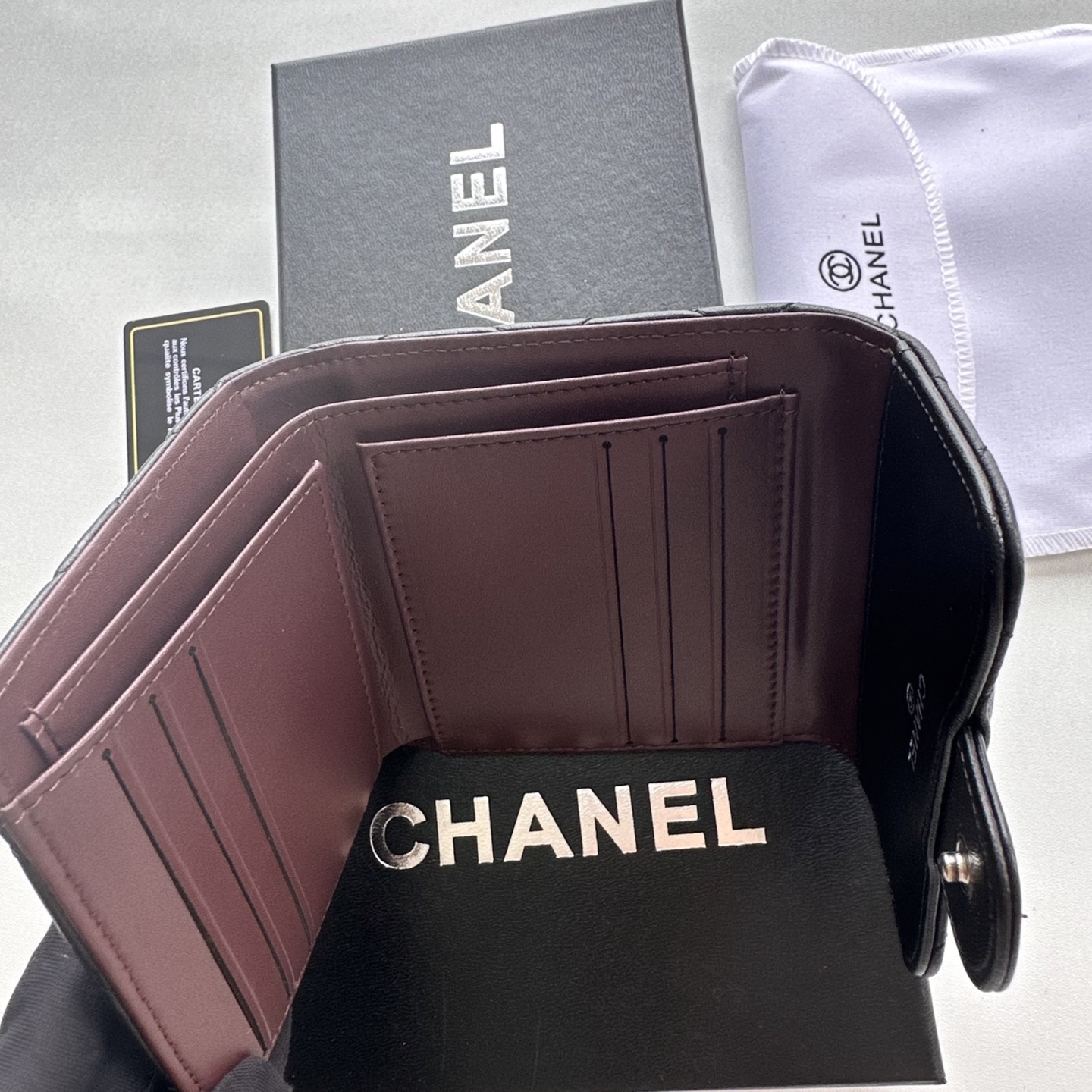 Chanel 高仿女用短夾 經典黑色款式 銀扣菱格壓紋百搭夾款|超A仿原單精品圖片 16 Chanel 高仿女用短夾 經典黑色款式 銀扣菱格壓紋百搭夾款|歐美奢侈品精品推薦