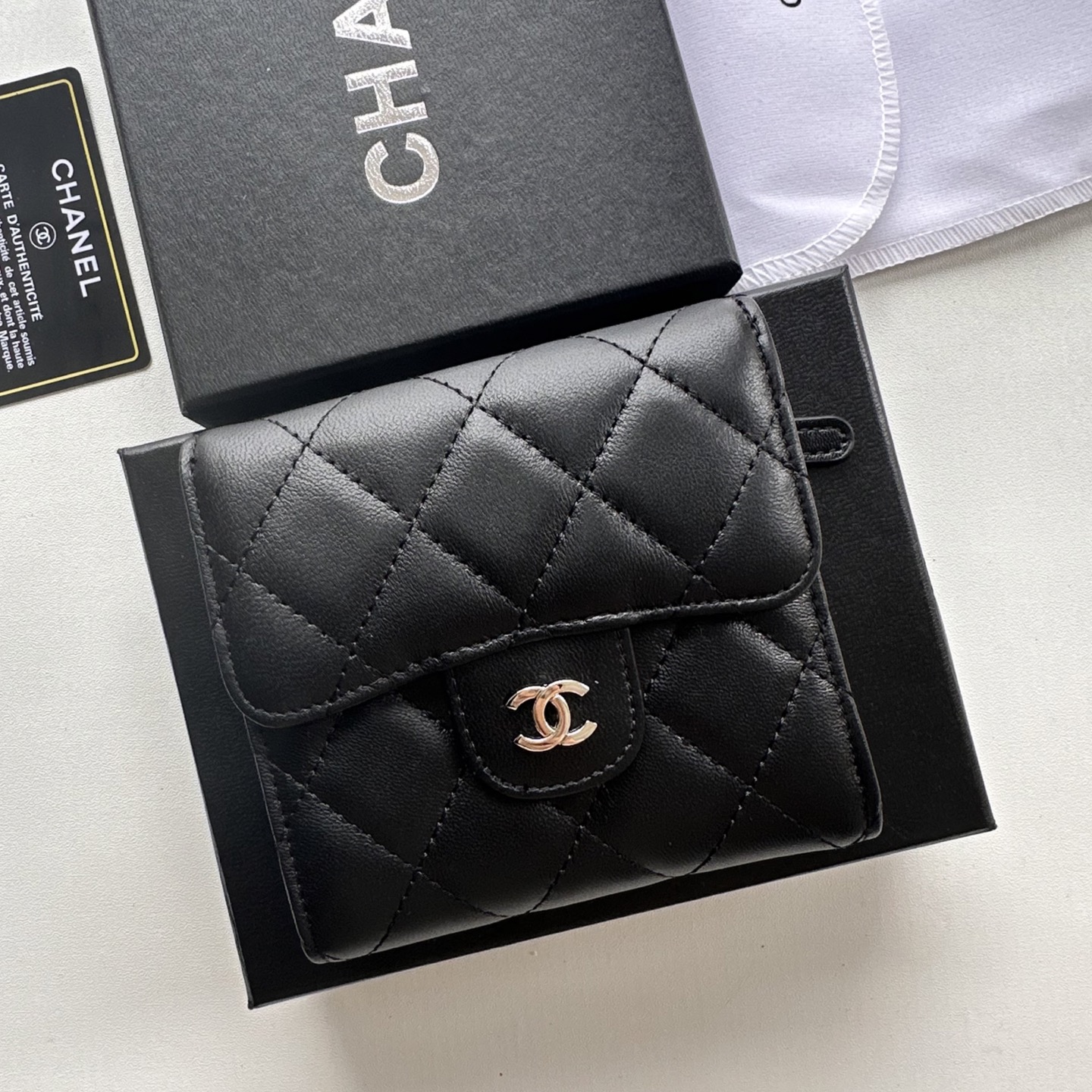 Chanel 高仿女用短夾 經典黑色款式 銀扣菱格壓紋百搭夾款｜歐美奢侈品精品推薦