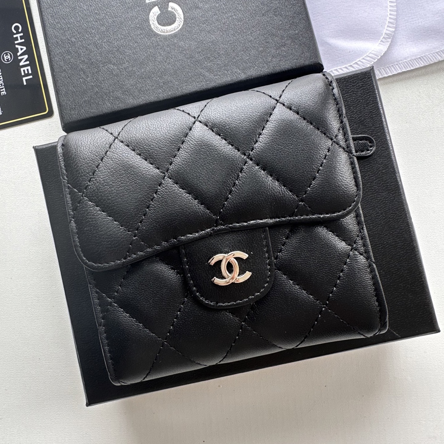 Chanel 高仿女用短夾 經典黑色款式 銀扣菱格壓紋百搭夾款｜歐美奢侈品精品推薦