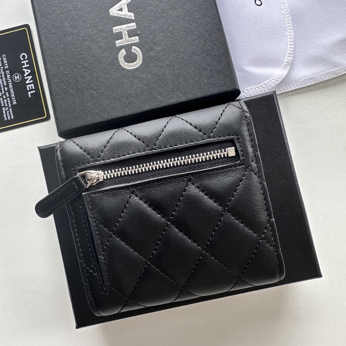 Chanel 高仿女用短夾 經典黑色款式 銀扣菱格壓紋百搭夾款｜歐美奢侈品精品推薦