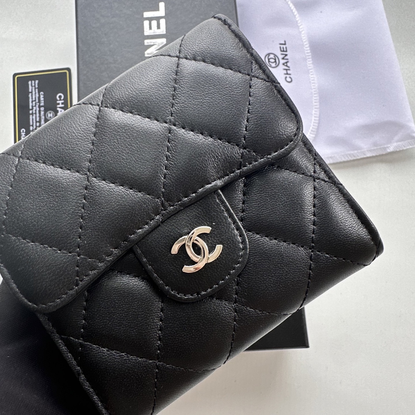 Chanel 高仿女用短夾 經典黑色款式 銀扣菱格壓紋百搭夾款｜歐美奢侈品精品推薦