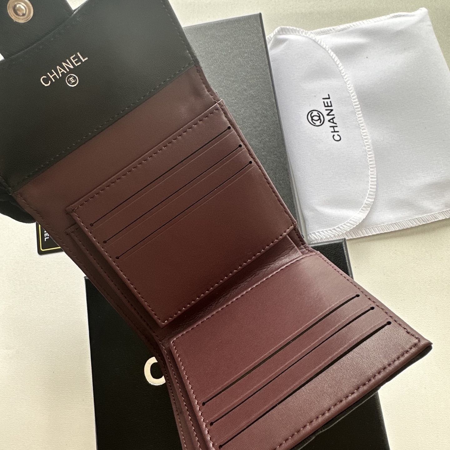 Chanel 高仿女用短夾 經典黑色款式 銀扣菱格壓紋百搭夾款｜歐美奢侈品精品推薦