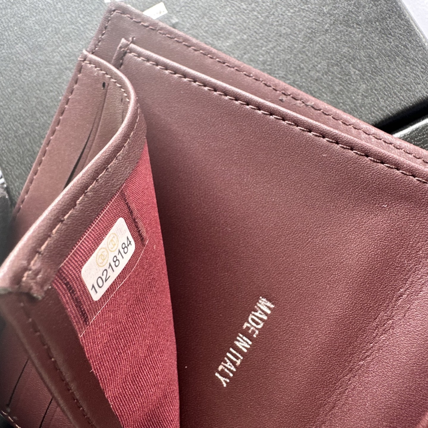 Chanel 高仿女用短夾 經典黑色款式 銀扣菱格壓紋百搭夾款｜歐美奢侈品精品推薦