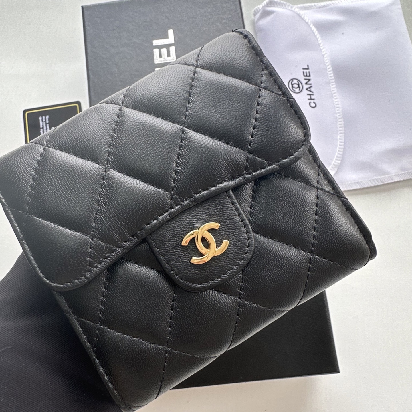 Chanel 高仿女用短夾 黑色經典款 金釦菱格紋皮夾推薦｜歐美奢侈品精品推薦