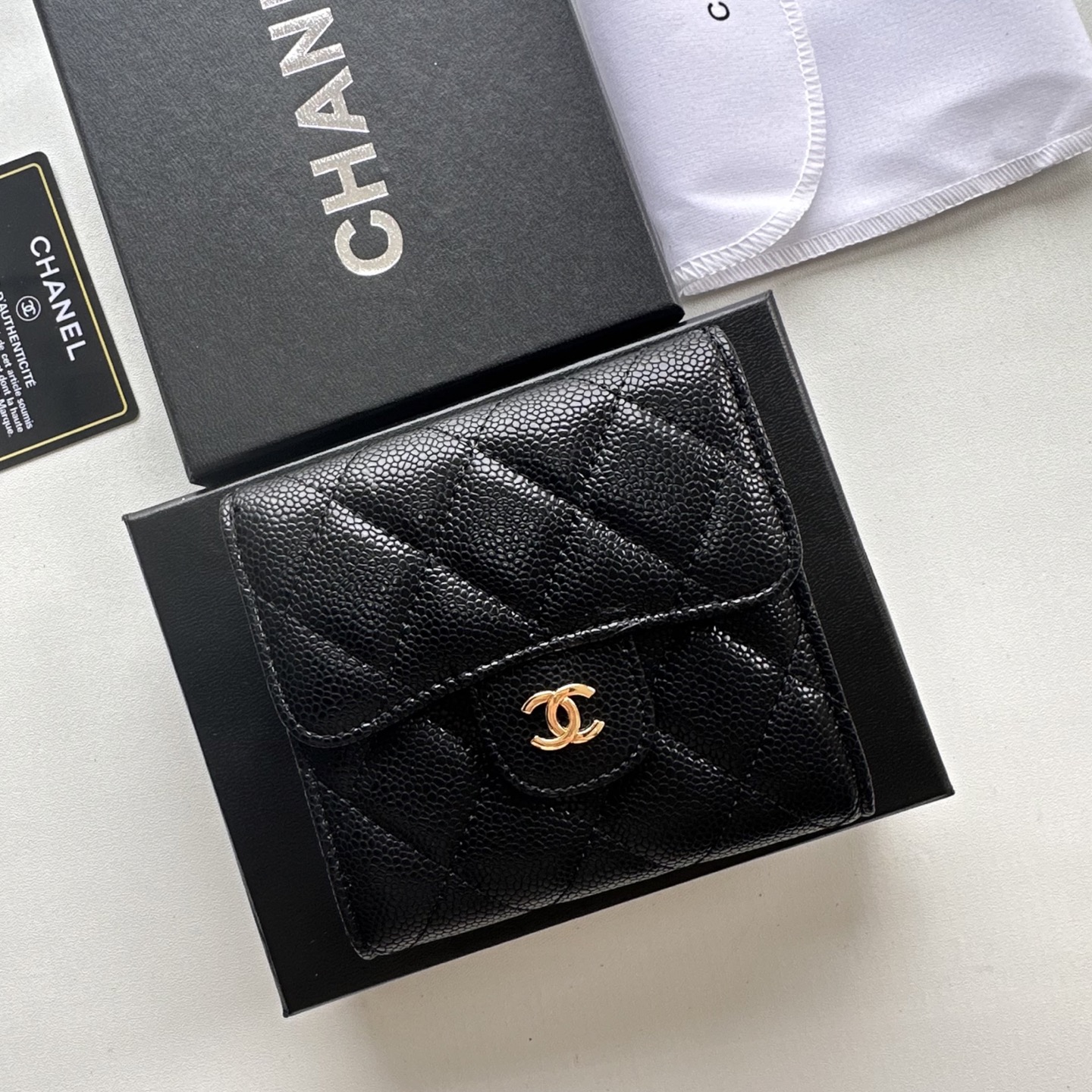 Chanel 高仿女款短夾 荔枝紋黑金色款 經典菱格皮革推薦｜歐美奢侈品精品推薦