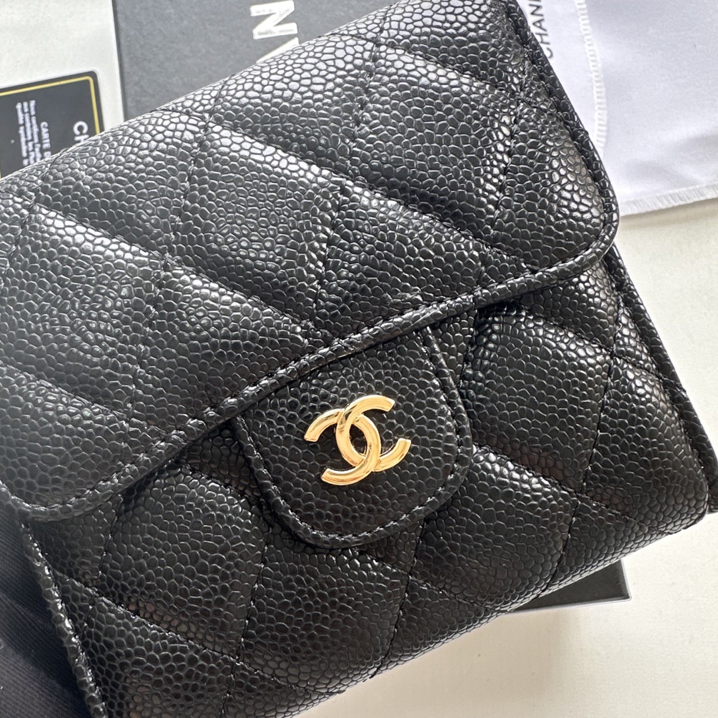 Chanel 高仿女款短夾 荔枝紋黑金色款 經典菱格皮革推薦｜歐美奢侈品精品推薦