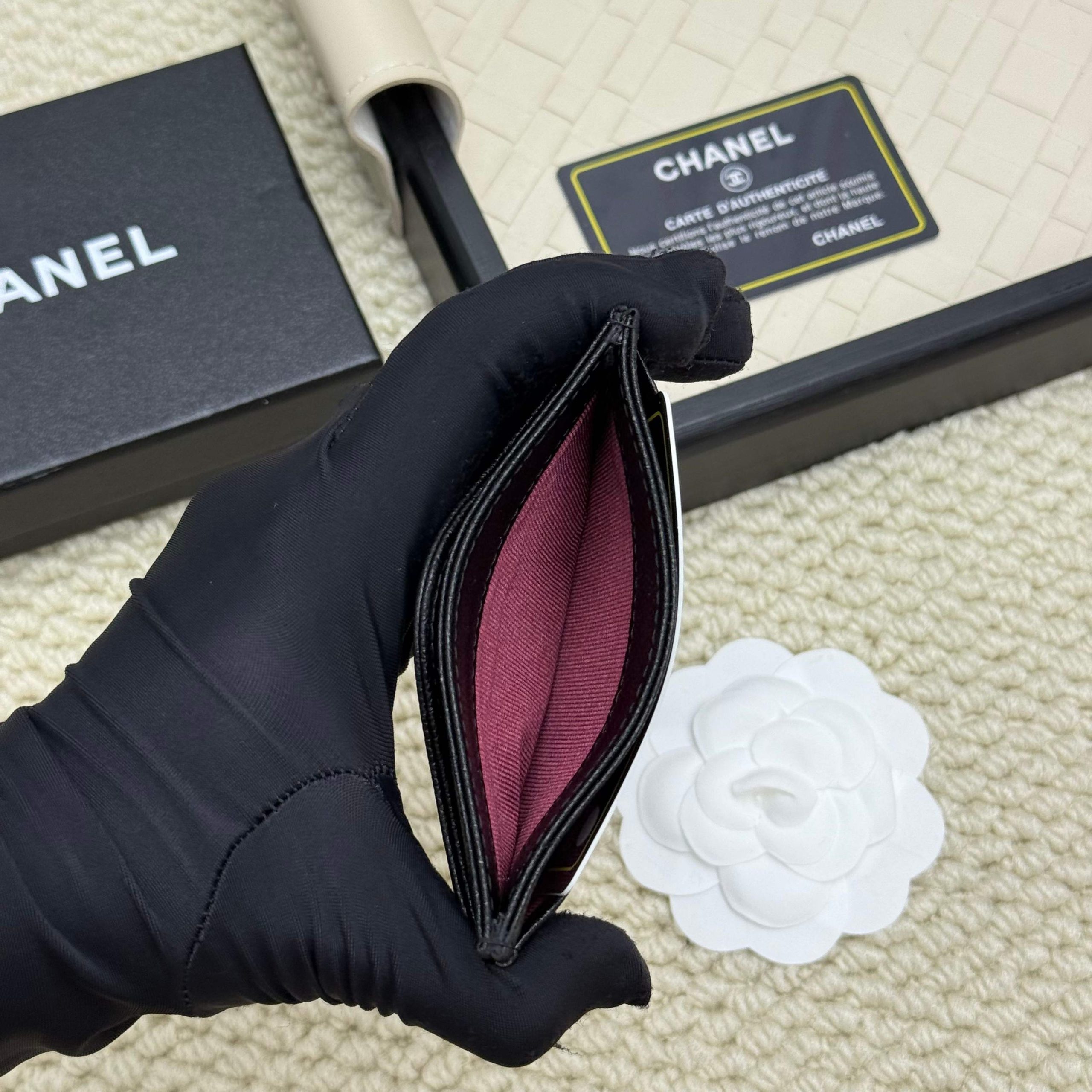 Chanel 高仿女用卡夾 黑色銀扣極簡款 質感立體壓紋設計｜歐美奢侈品精品推薦