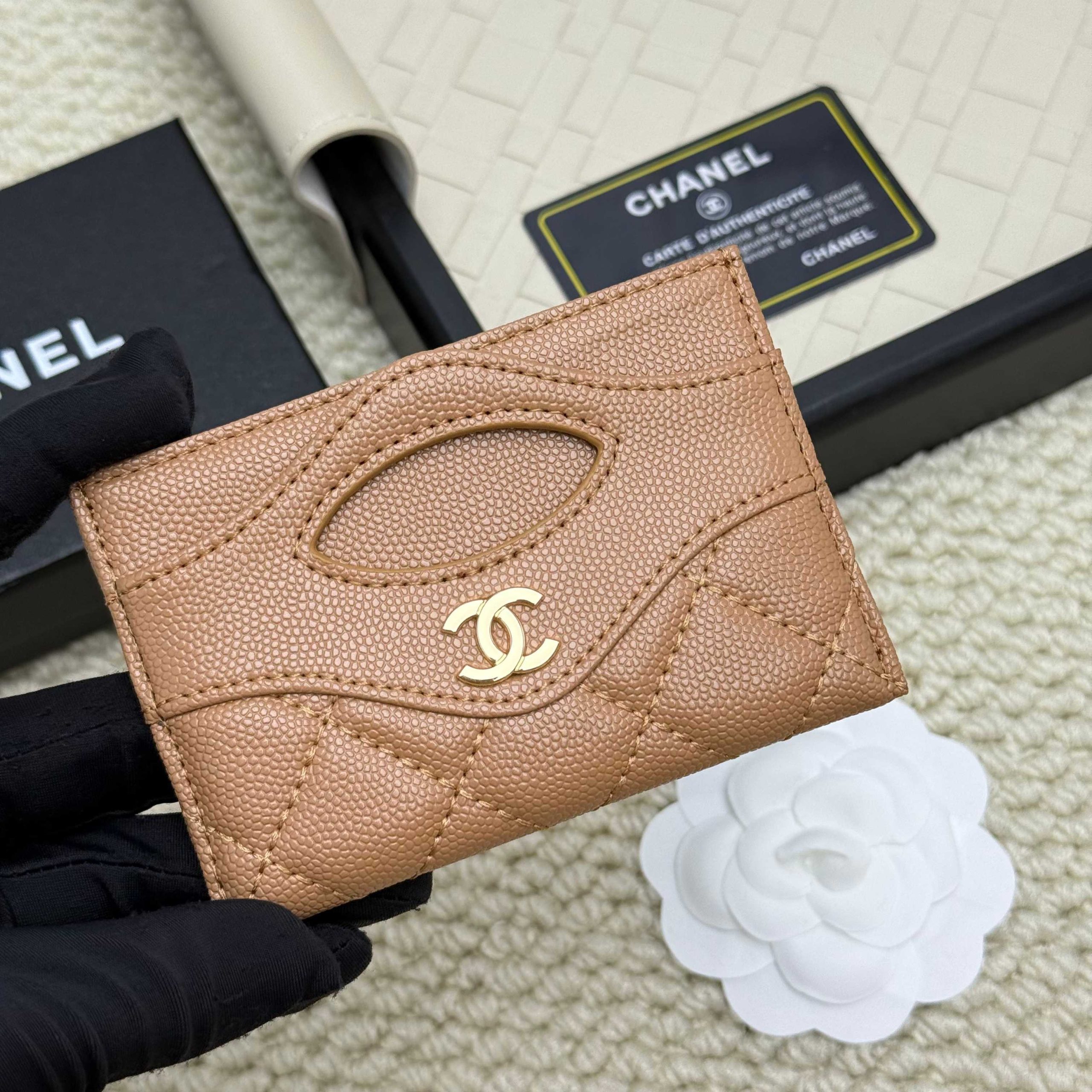 Chanel 高仿卡夾 女用焦糖棕色 菱格壓紋皮革設計感單品|超A仿原單精品圖片 11 Chanel 高仿卡夾 女用焦糖棕色 菱格壓紋皮革設計感單品|歐美奢侈品精品推薦