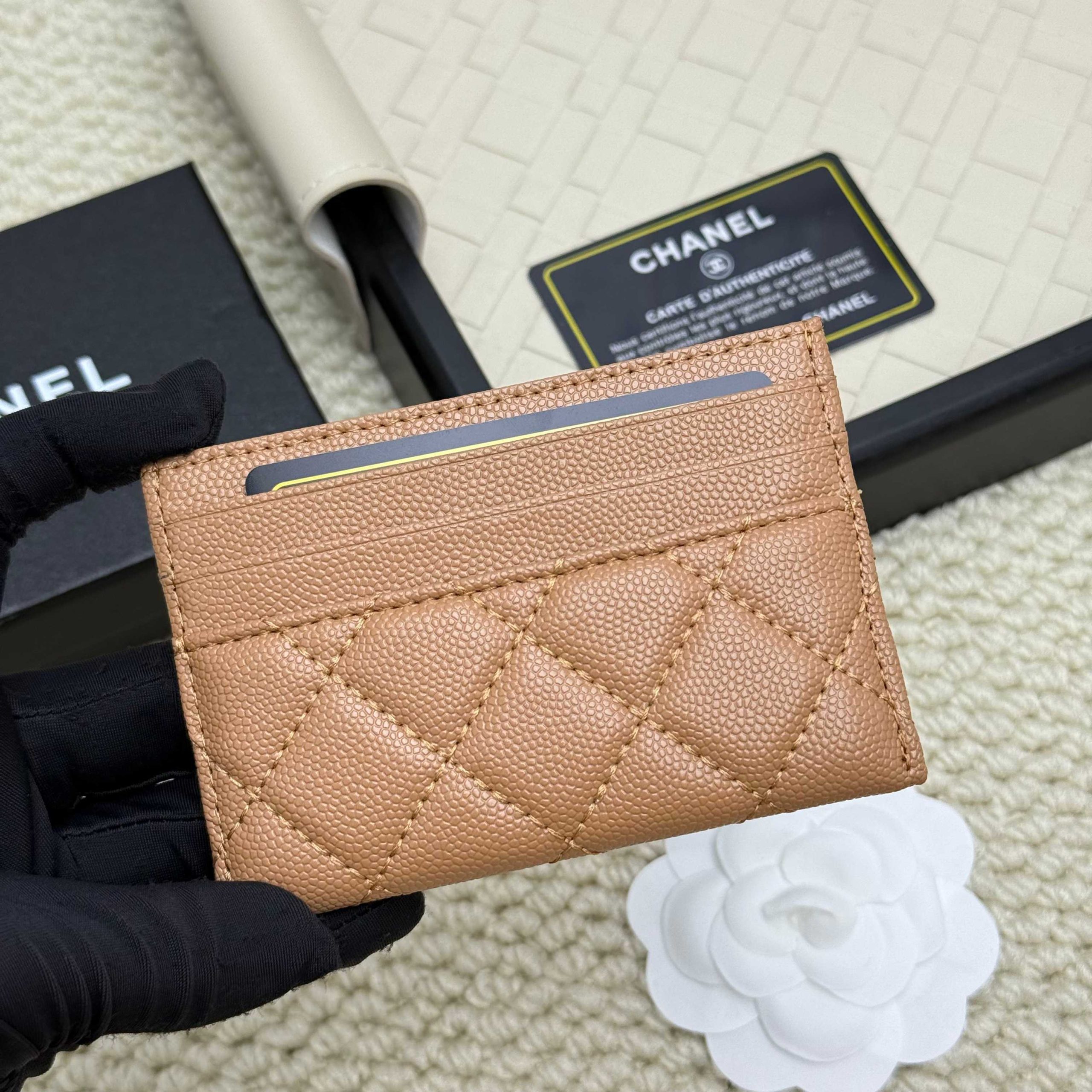 Chanel 高仿卡夾 女用焦糖棕色 菱格壓紋皮革設計感單品｜歐美奢侈品精品推薦