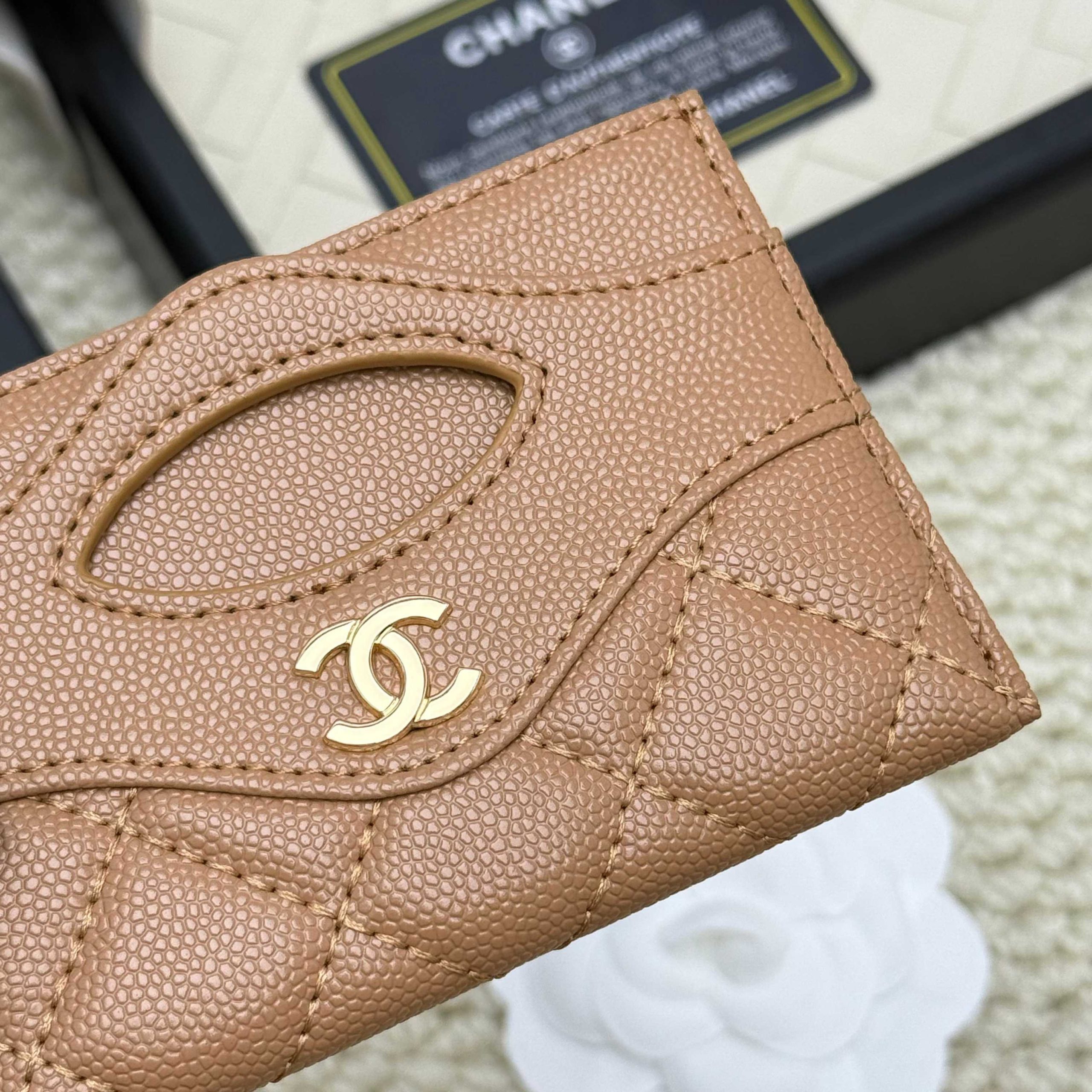 Chanel 高仿卡夾 女用焦糖棕色 菱格壓紋皮革設計感單品｜歐美奢侈品精品推薦