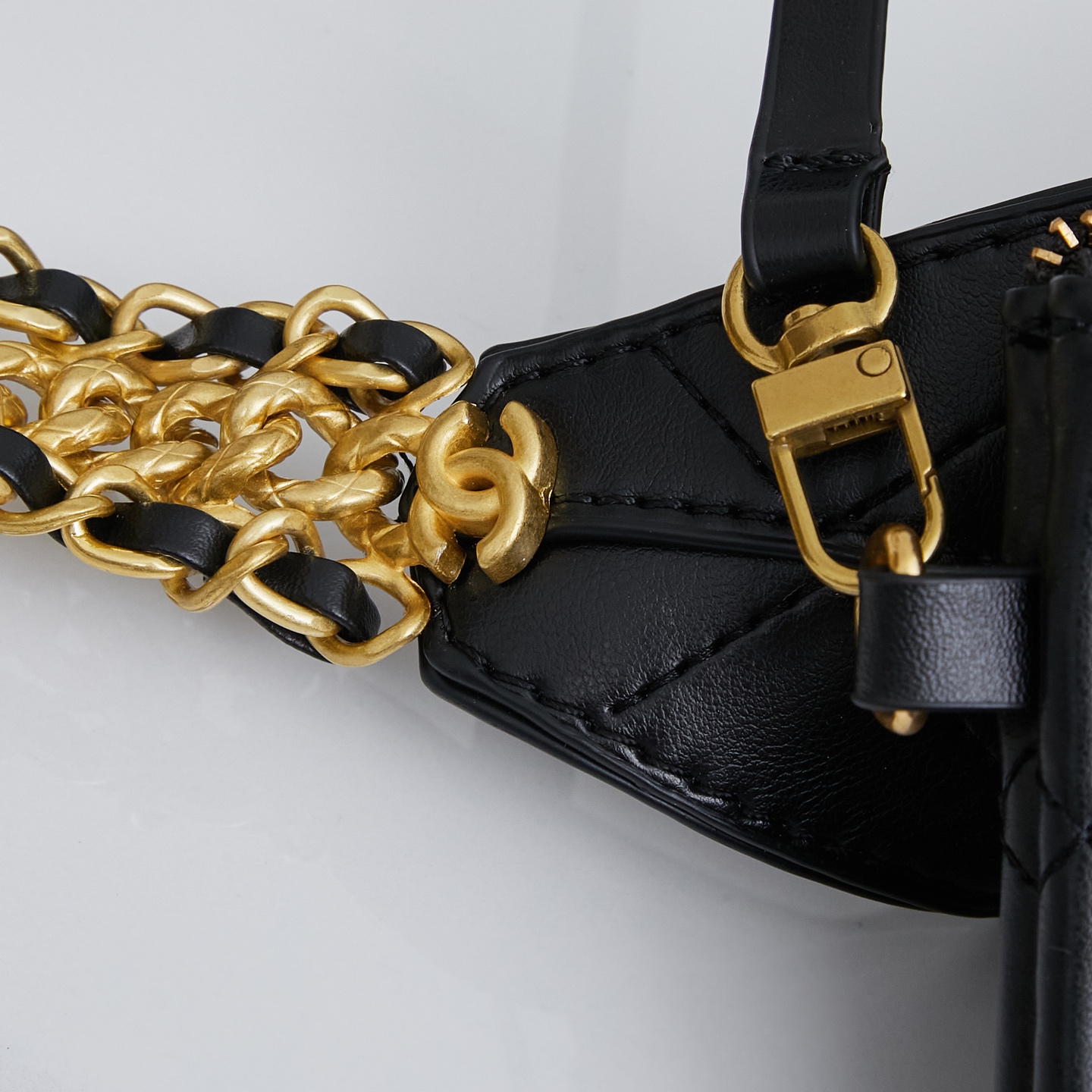 Chanel 經典菱格鏈條包 黑色高仿皮革工藝呈現奢華時尚感｜歐美奢侈品精品推薦