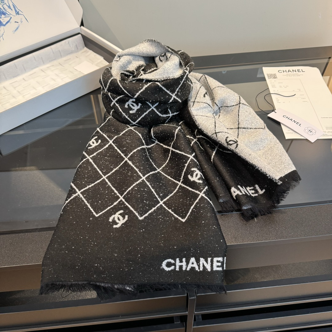 Chanel一比一菱格紋針織圍巾黑白雙C刺繡經典百搭款