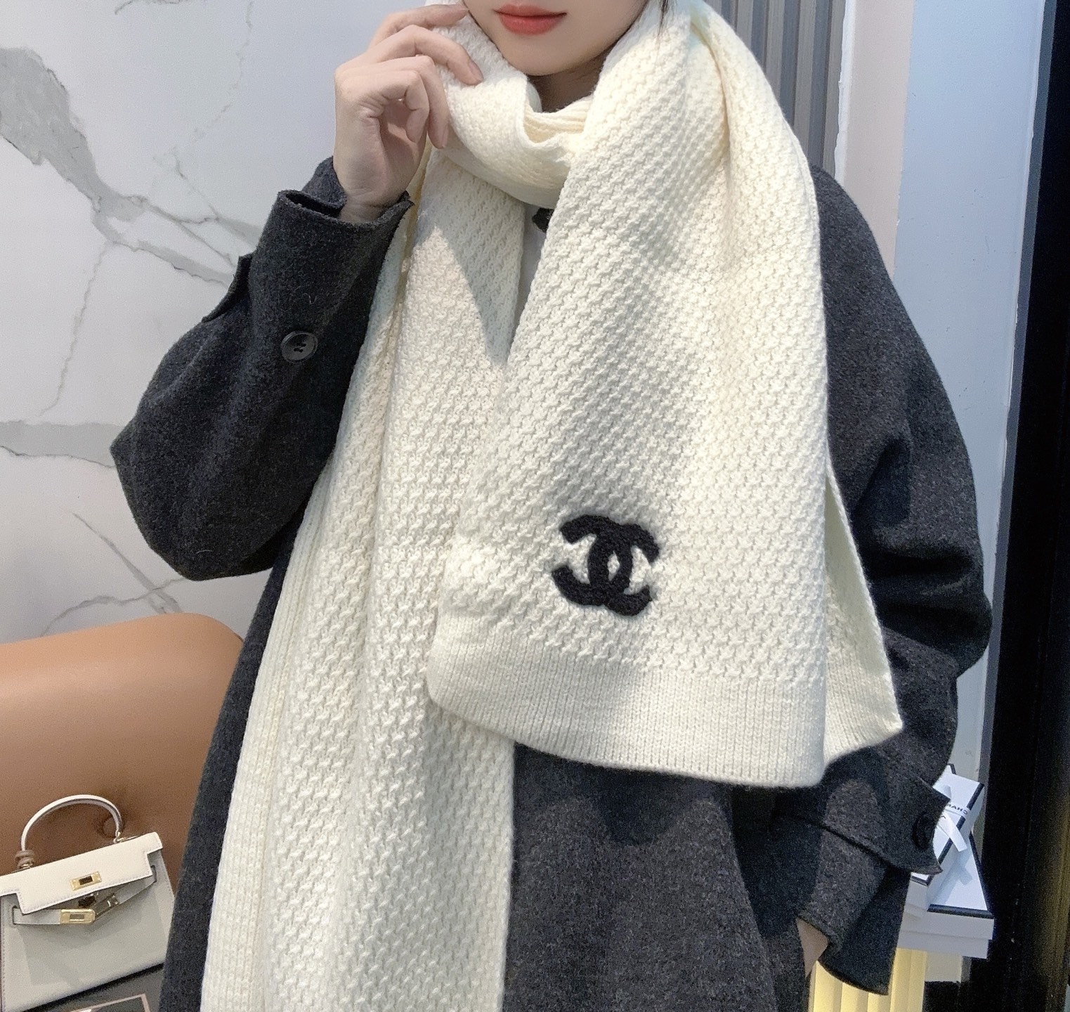 Chanel高仿針織圍巾奶白黑C刺繡質感毛線冬日百搭單品|超A仿原單精品圖片 6 Chanel高仿針織圍巾奶白黑C刺繡質感毛線冬日百搭單品|歐美奢侈品精品推薦