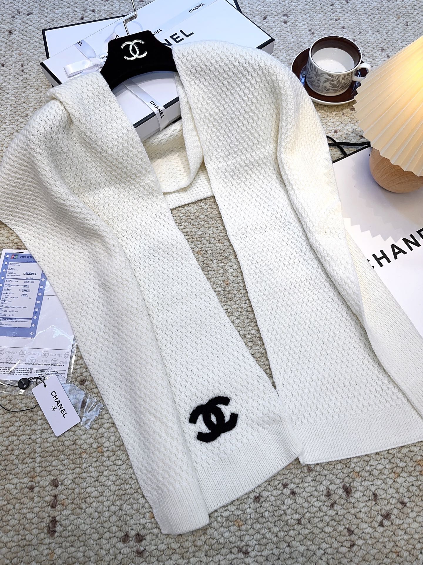 Chanel高仿針織圍巾奶白黑C刺繡質感毛線冬日百搭單品|超A仿原單精品圖片 11 Chanel高仿針織圍巾奶白黑C刺繡質感毛線冬日百搭單品|歐美奢侈品精品推薦