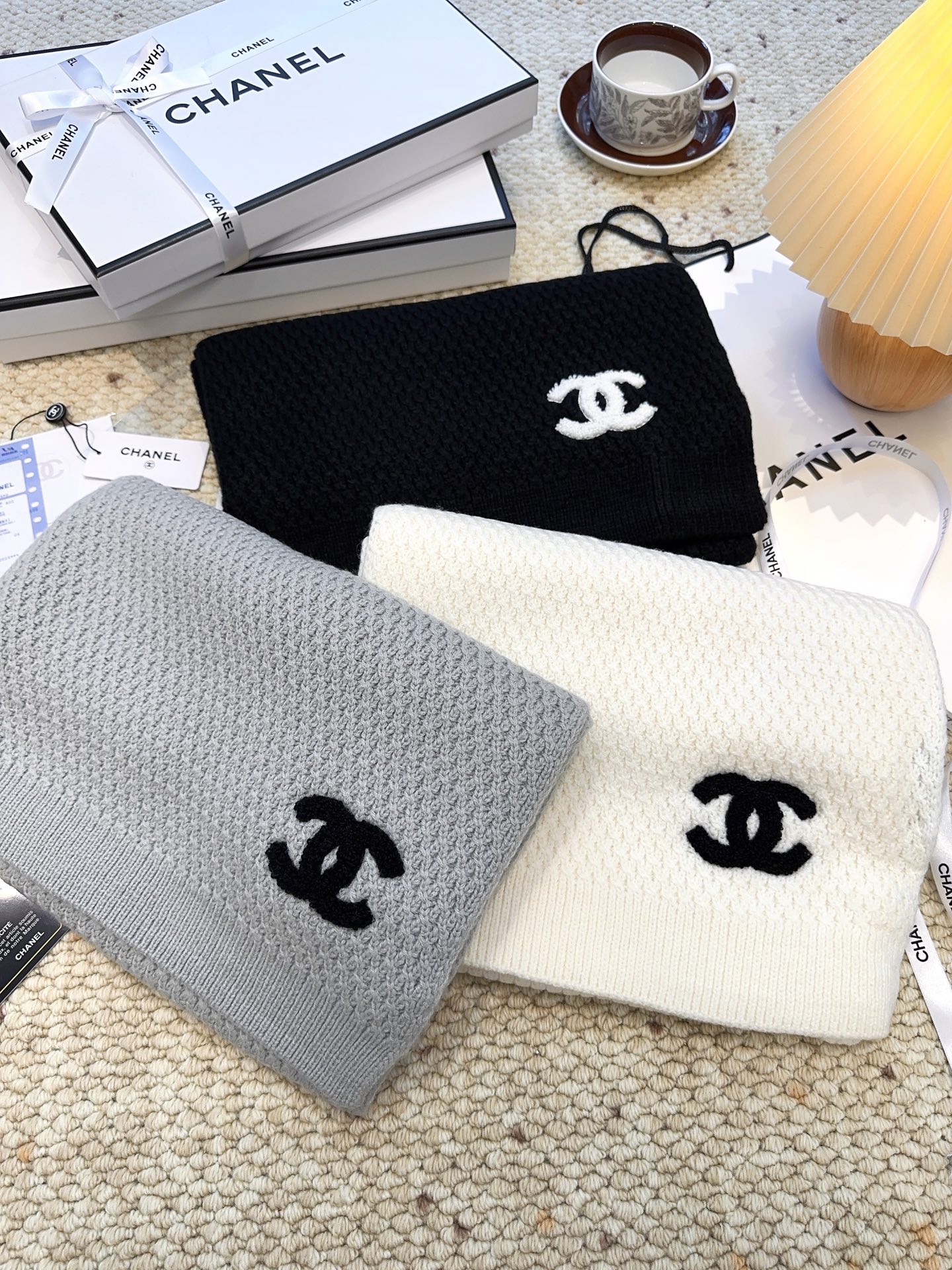Chanel高仿針織圍巾奶白黑C刺繡質感毛線冬日百搭單品|超A仿原單精品圖片 7 Chanel高仿針織圍巾奶白黑C刺繡質感毛線冬日百搭單品|歐美奢侈品精品推薦