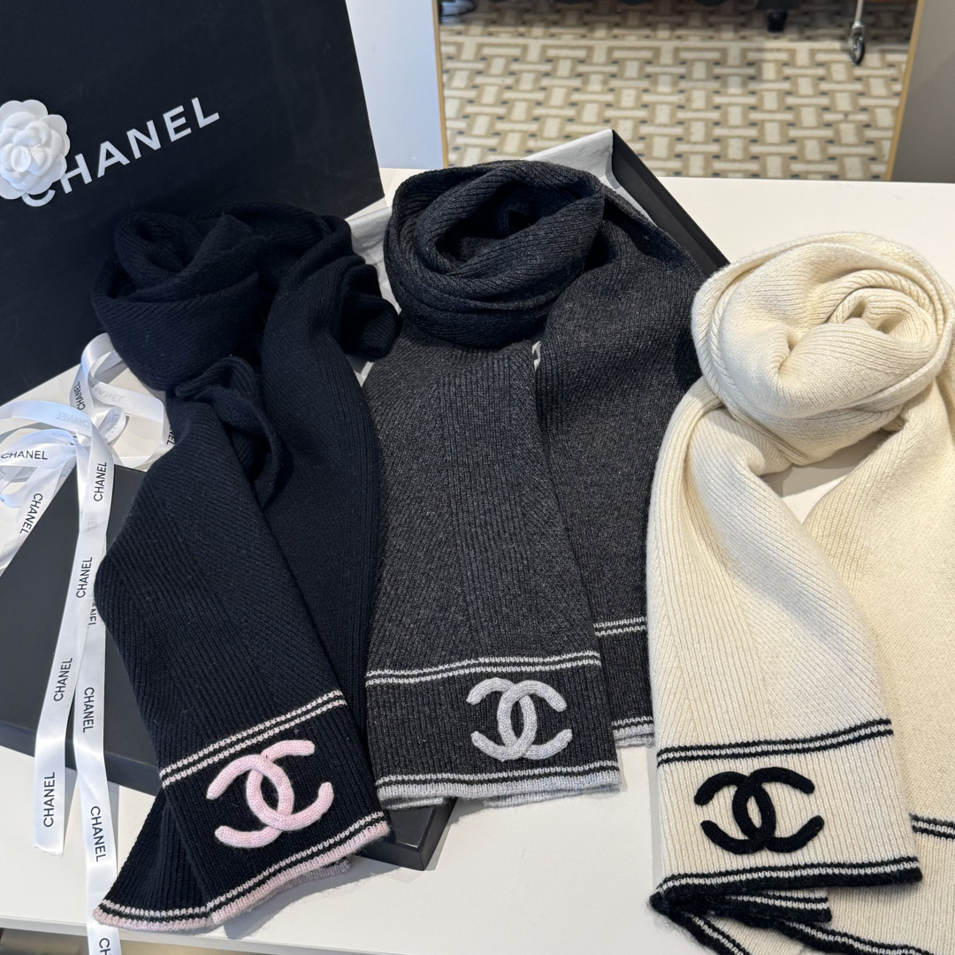 Chanel高仿針織圍巾雙C粉標款深藍配色條紋點綴|超A仿原單精品圖片 14 Chanel高仿針織圍巾雙C粉標款深藍配色條紋點綴|歐美奢侈品精品推薦