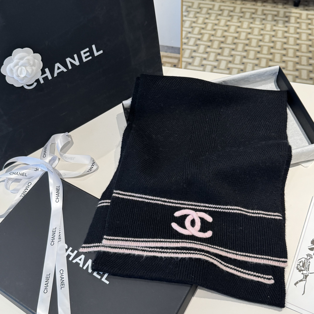 Chanel高仿針織圍巾雙C粉標款深藍配色條紋點綴|超A仿原單精品圖片 12 Chanel高仿針織圍巾雙C粉標款深藍配色條紋點綴|歐美奢侈品精品推薦
