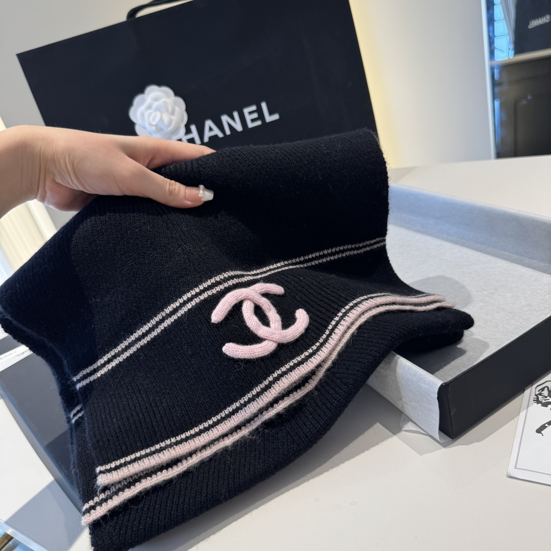 Chanel高仿針織圍巾雙C粉標款深藍配色條紋點綴|超A仿原單精品圖片 11 Chanel高仿針織圍巾雙C粉標款深藍配色條紋點綴|歐美奢侈品精品推薦