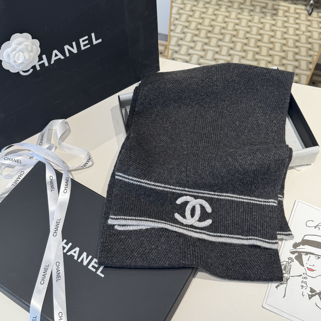 Chanel一比一針織圍巾灰色雙白線條雙C標誌簡約實搭款｜歐美奢侈品精品推薦