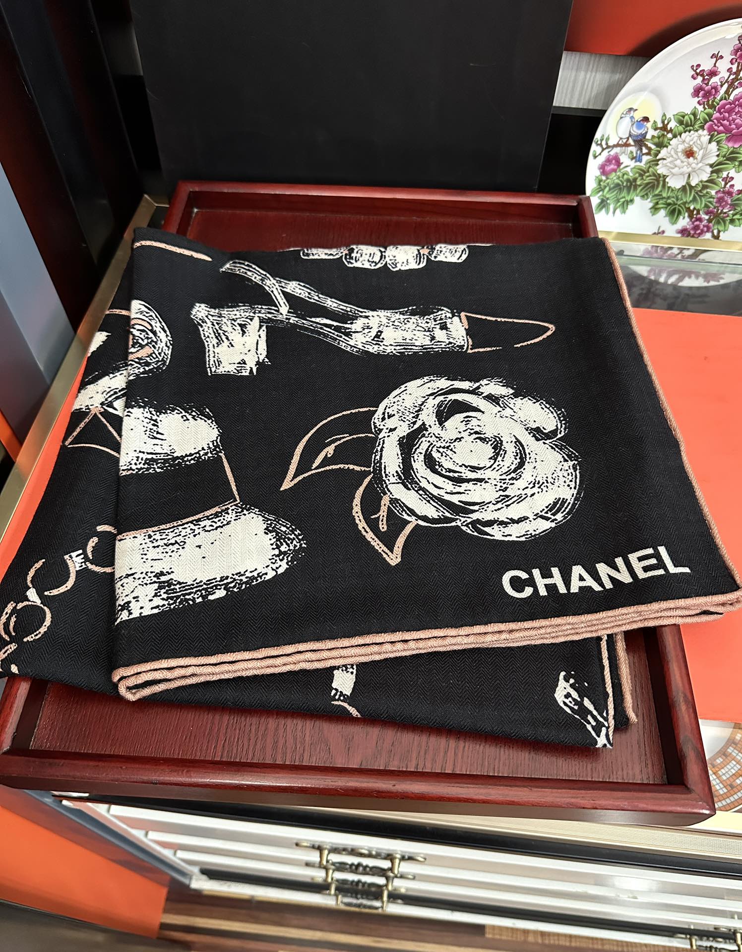 Chanel高仿絲巾黑色印花圖騰方巾復古經典穿搭點綴款|超A仿原單精品圖片 13 Chanel高仿絲巾黑色印花圖騰方巾復古經典穿搭點綴款|歐美奢侈品精品推薦