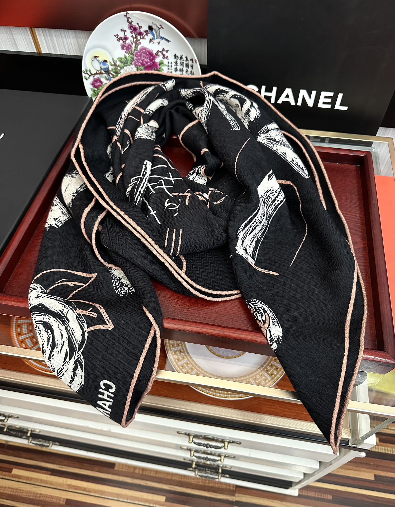 Chanel高仿絲巾黑色印花圖騰方巾復古經典穿搭點綴款