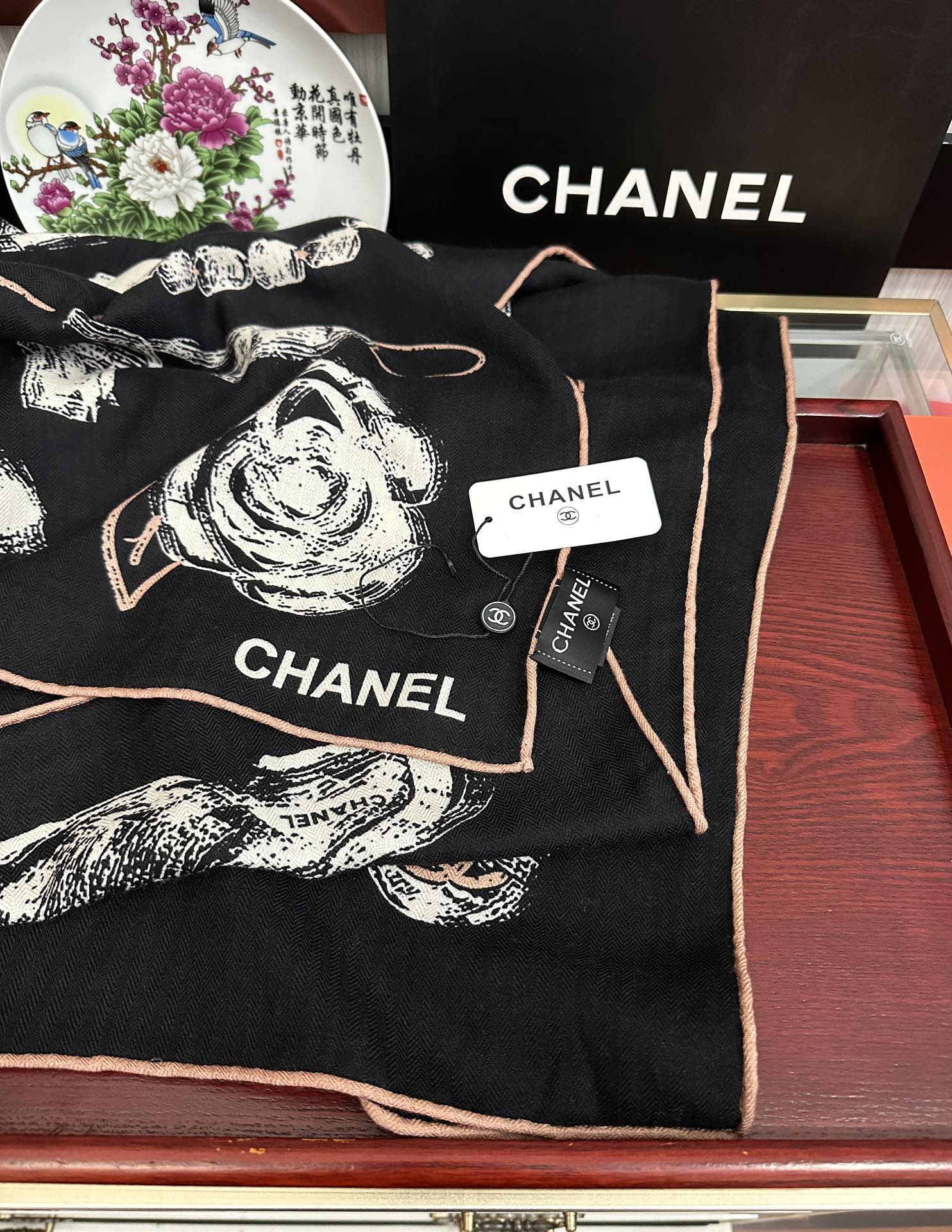 Chanel高仿絲巾黑色印花圖騰方巾復古經典穿搭點綴款|超A仿原單精品圖片 9 Chanel高仿絲巾黑色印花圖騰方巾復古經典穿搭點綴款|歐美奢侈品精品推薦