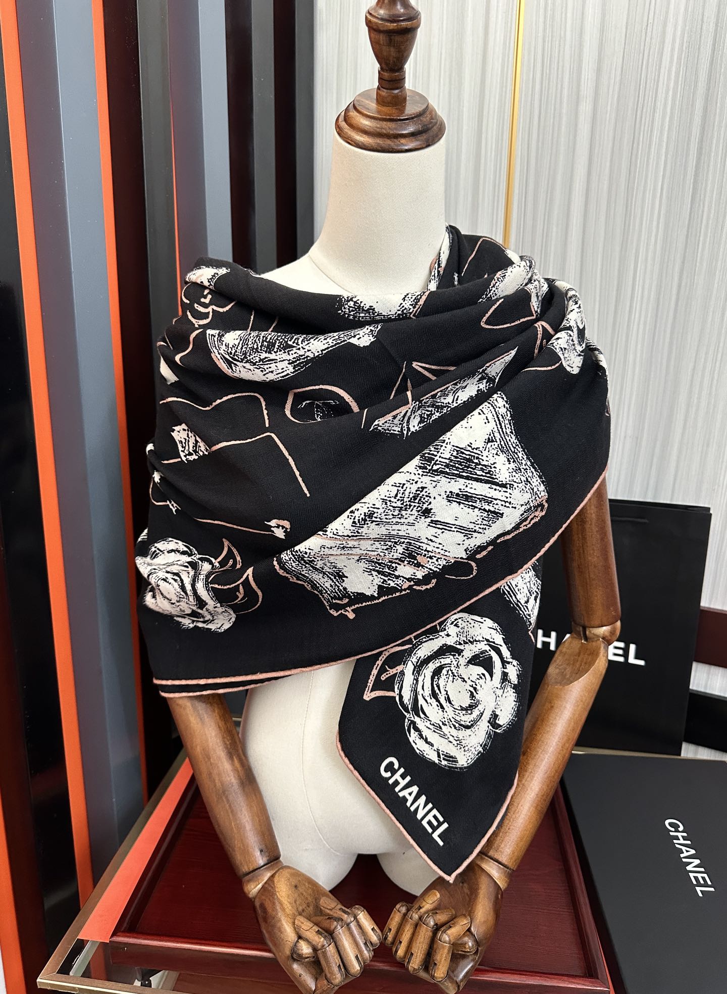 Chanel高仿絲巾黑色印花圖騰方巾復古經典穿搭點綴款|超A仿原單精品圖片 8 Chanel高仿絲巾黑色印花圖騰方巾復古經典穿搭點綴款|歐美奢侈品精品推薦