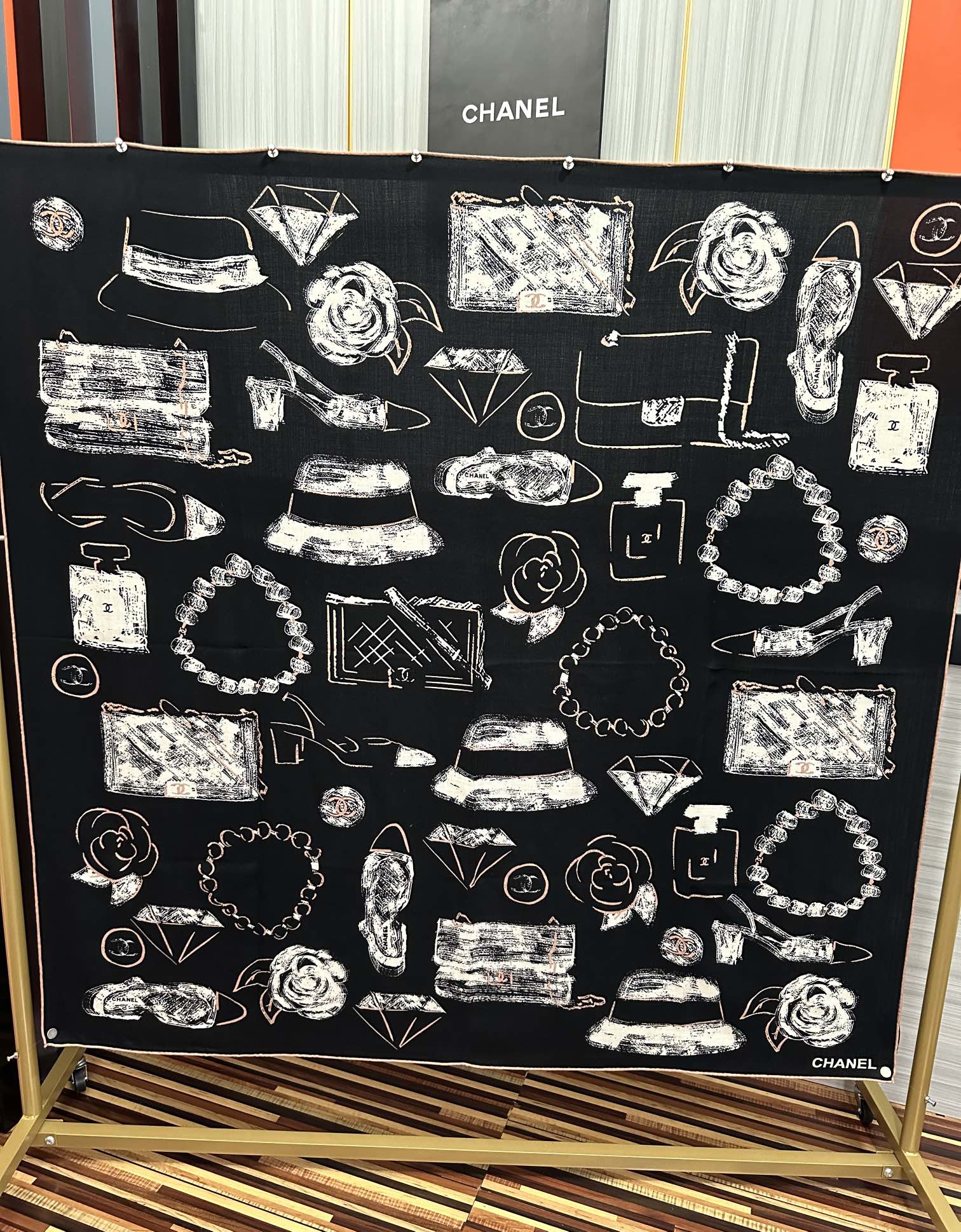 Chanel高仿絲巾黑色印花圖騰方巾復古經典穿搭點綴款|超A仿原單精品圖片 7 Chanel高仿絲巾黑色印花圖騰方巾復古經典穿搭點綴款|歐美奢侈品精品推薦