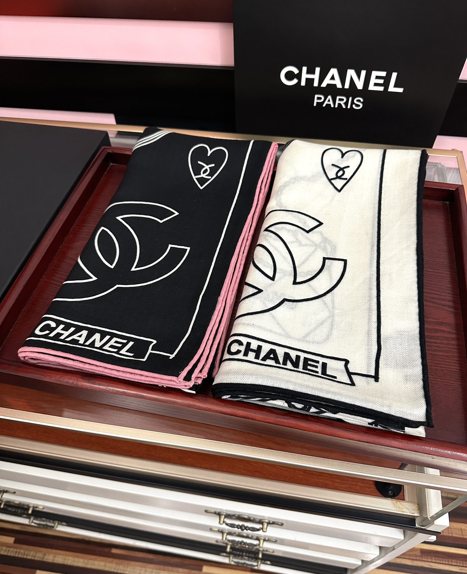 Chanel高仿絲巾奶白黑雙C圖章印花復古時尚風格｜歐美奢侈品精品推薦