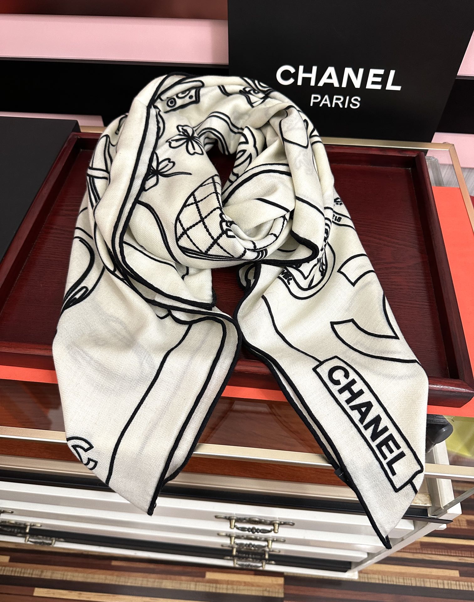 Chanel高仿絲巾奶白黑雙C圖章印花復古時尚風格｜歐美奢侈品精品推薦