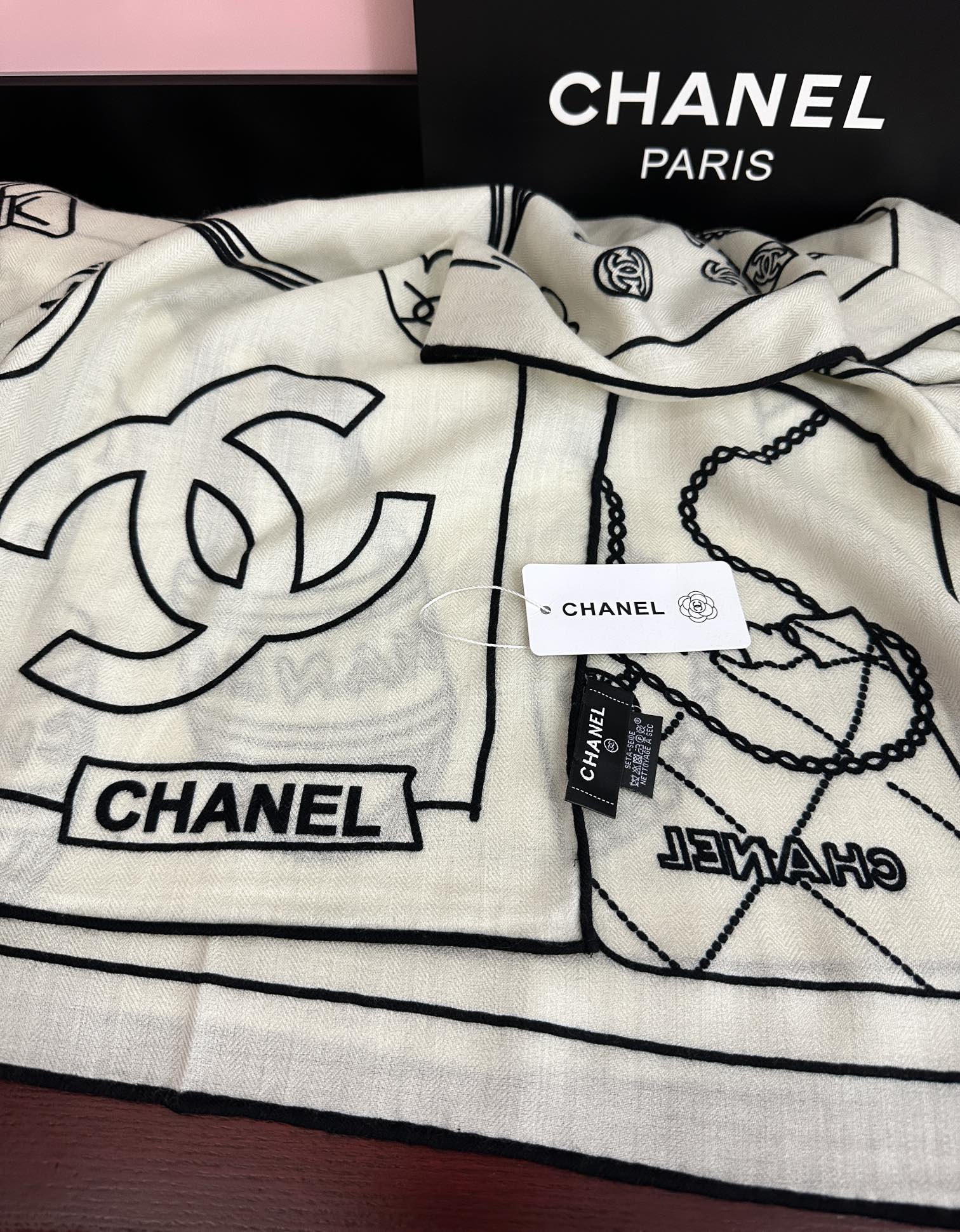 Chanel高仿絲巾奶白黑雙C圖章印花復古時尚風格｜歐美奢侈品精品推薦