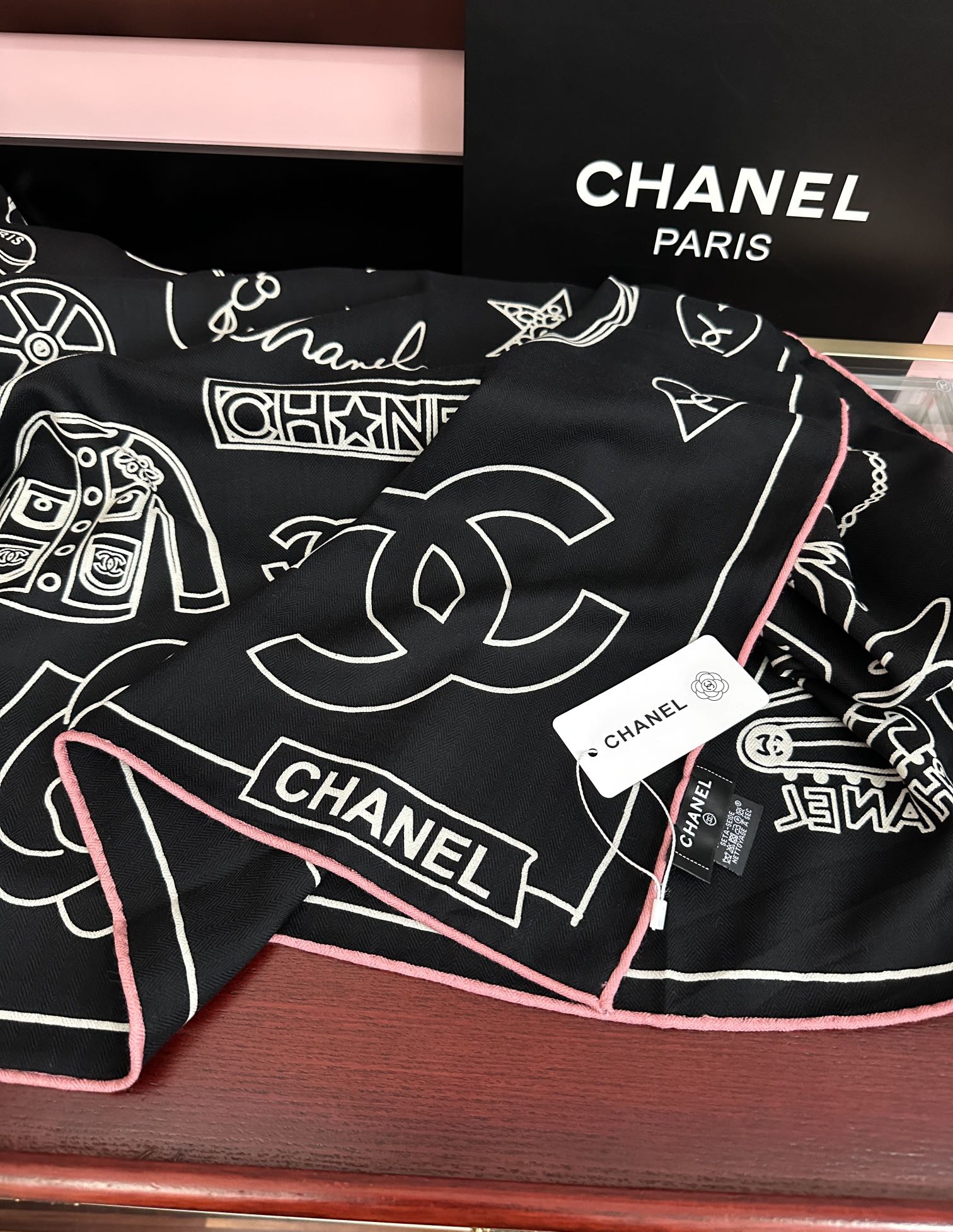 Chanel一比一絲巾黑底粉邊雙C標誌圖章復古感印花方巾｜歐美奢侈品精品推薦